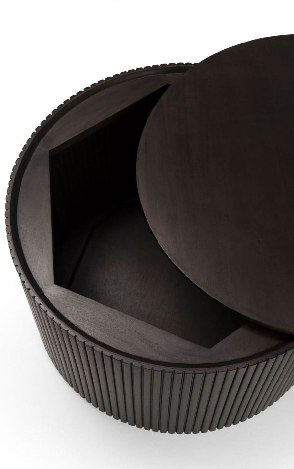 Ethnicraft Roller Max Beistelltisch: Runder, dunkelbrauner Holztisch mit Stauraum und abnehmbarer Tischplatte.