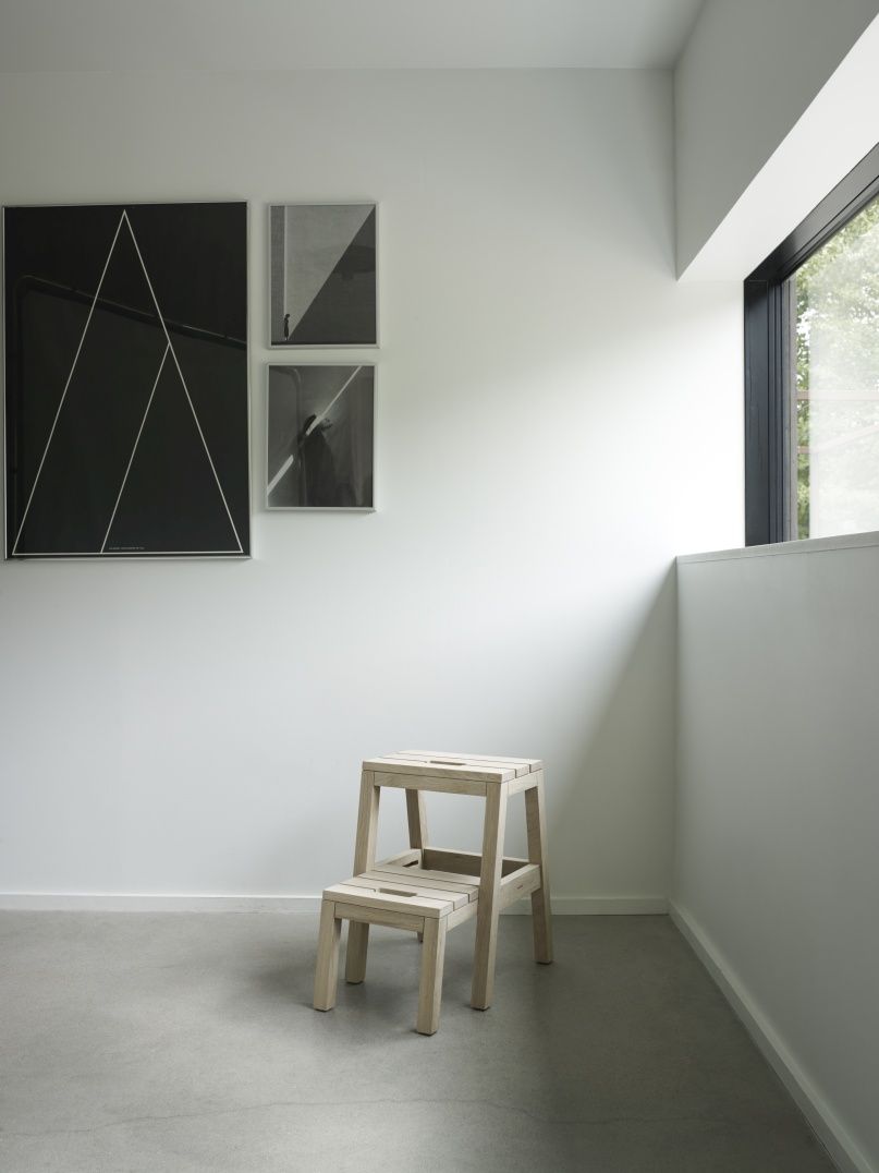 Helle Dania Step Ladder Trittleiter von Skagerak by Fritz Hansen in minimalistischem, modernem Interieur.