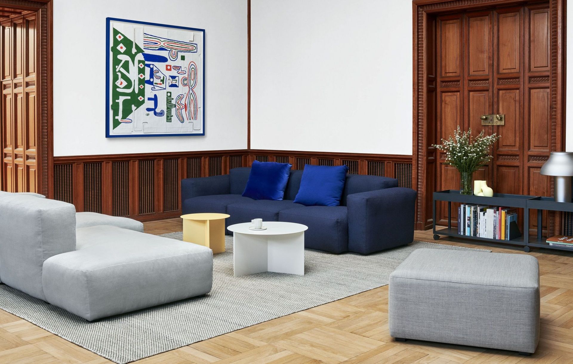 Wohnzimmer mit Hay Slit Table als Beistelltisch und Couchtisch in Weiß und Gelb.