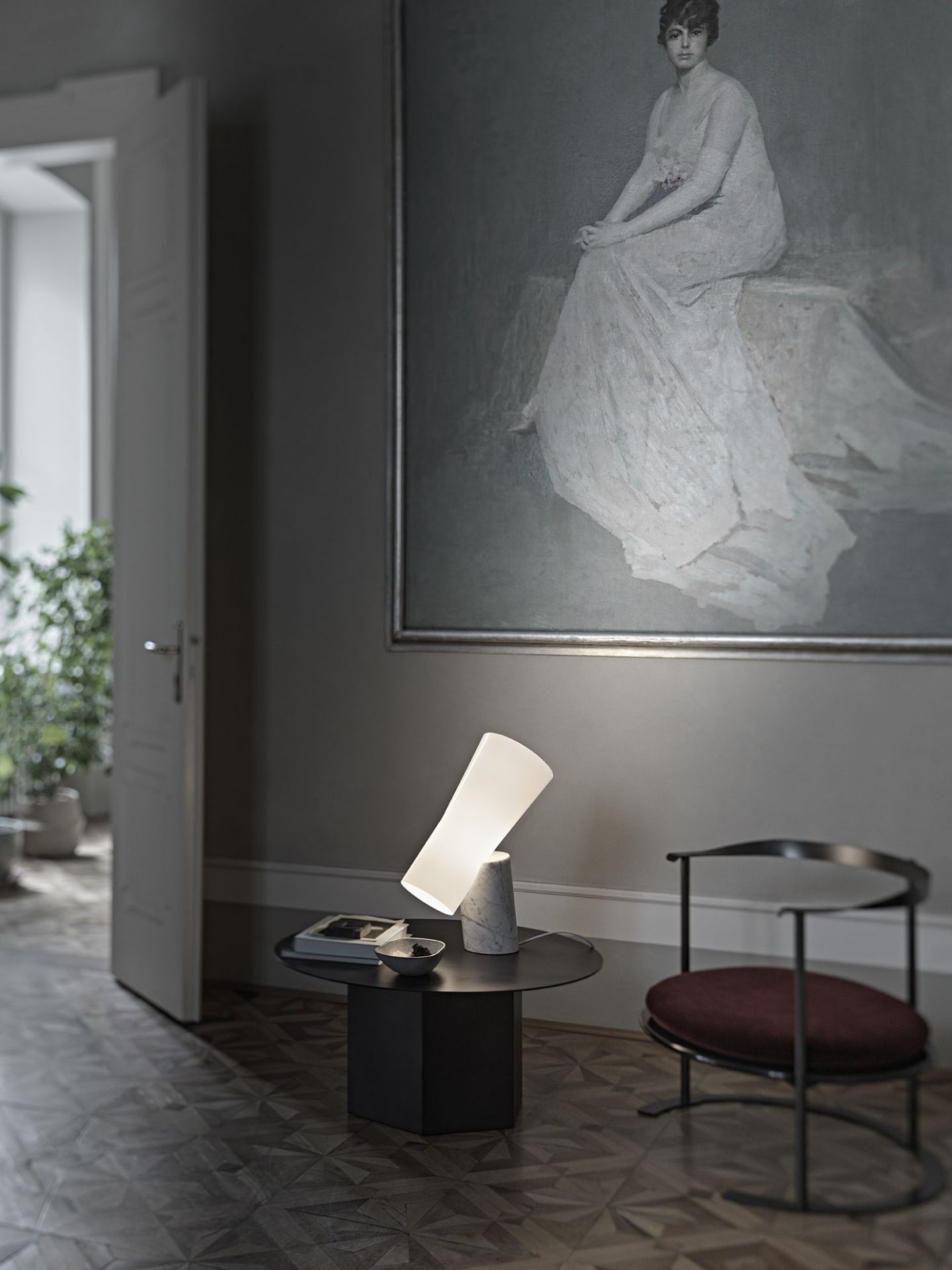 Nile Tischleuchte von Foscarini: Moderne Lampe mit Marmorfuß und sanftem Licht für Wohnzimmer.