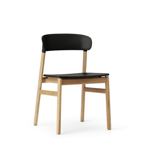 Herit Chair Stuhl von Normann Copenhagen: Holzstuhl mit schwarzer Sitzfläche und Rückenlehne. Moderner Esszimmerstuhl.