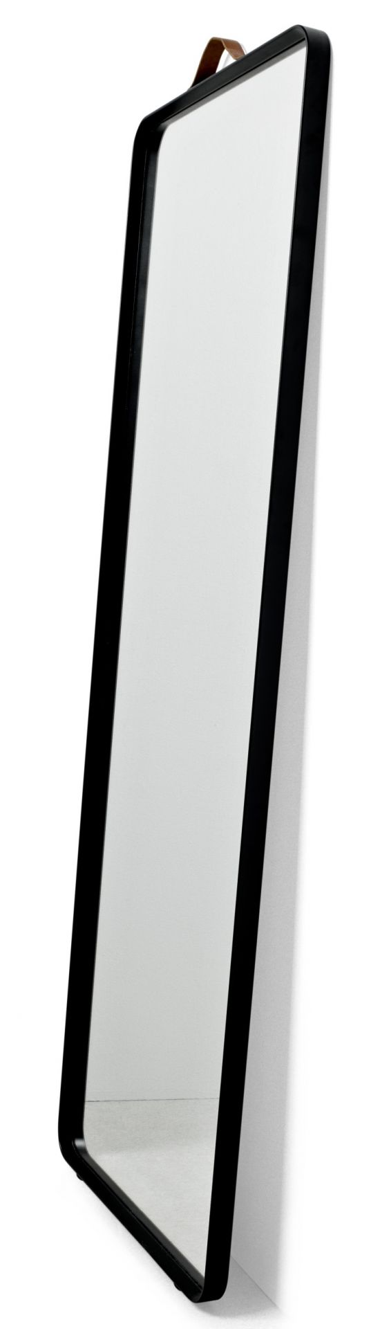 Norm Spiegel von Audo mit schwarzem Rahmen und Lederaufhängung, stehend an einer weißen Wand.