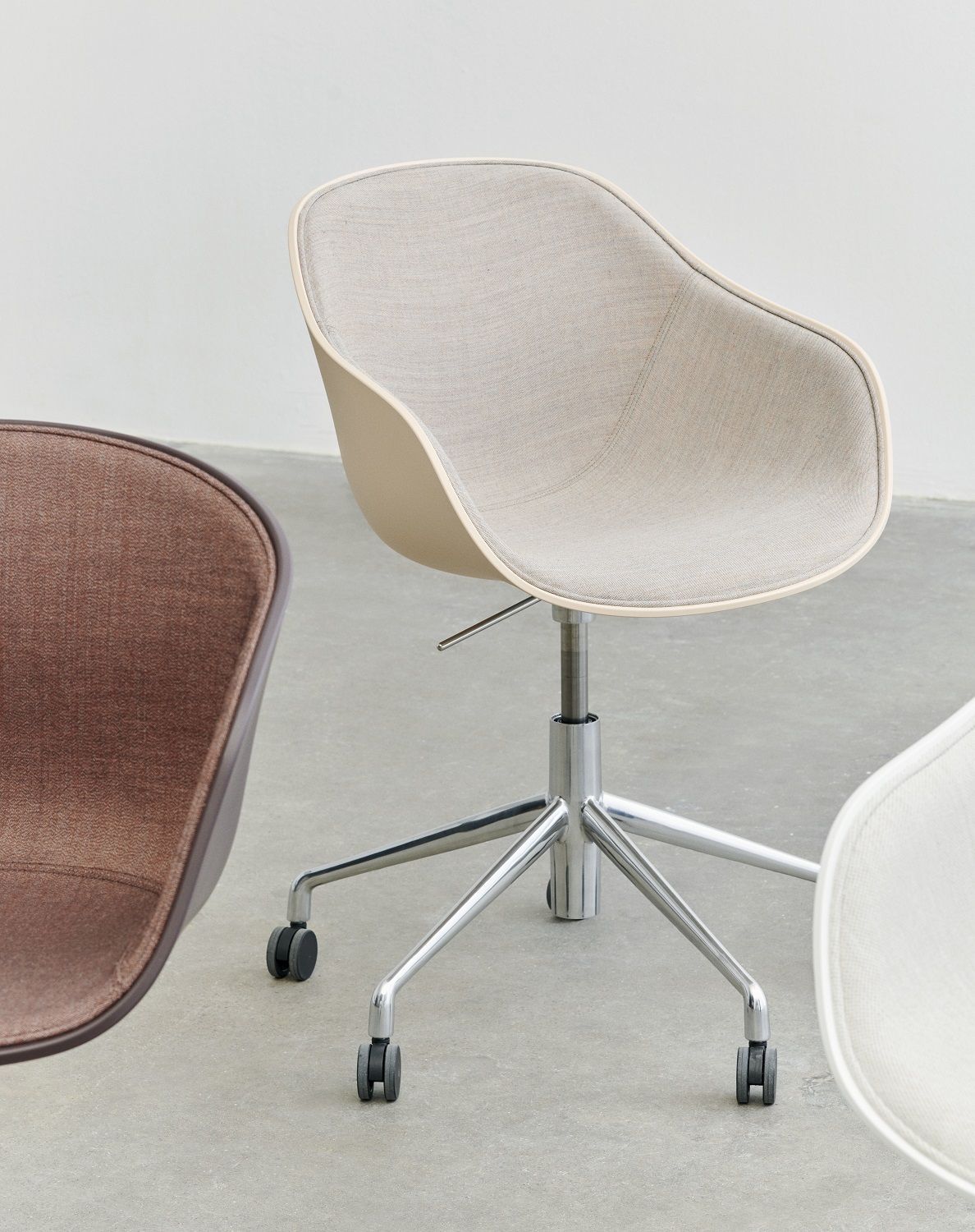 Beiger About a Chair AAC 252 Bürostuhl von Hay mit Rollen und Drehfunktion.