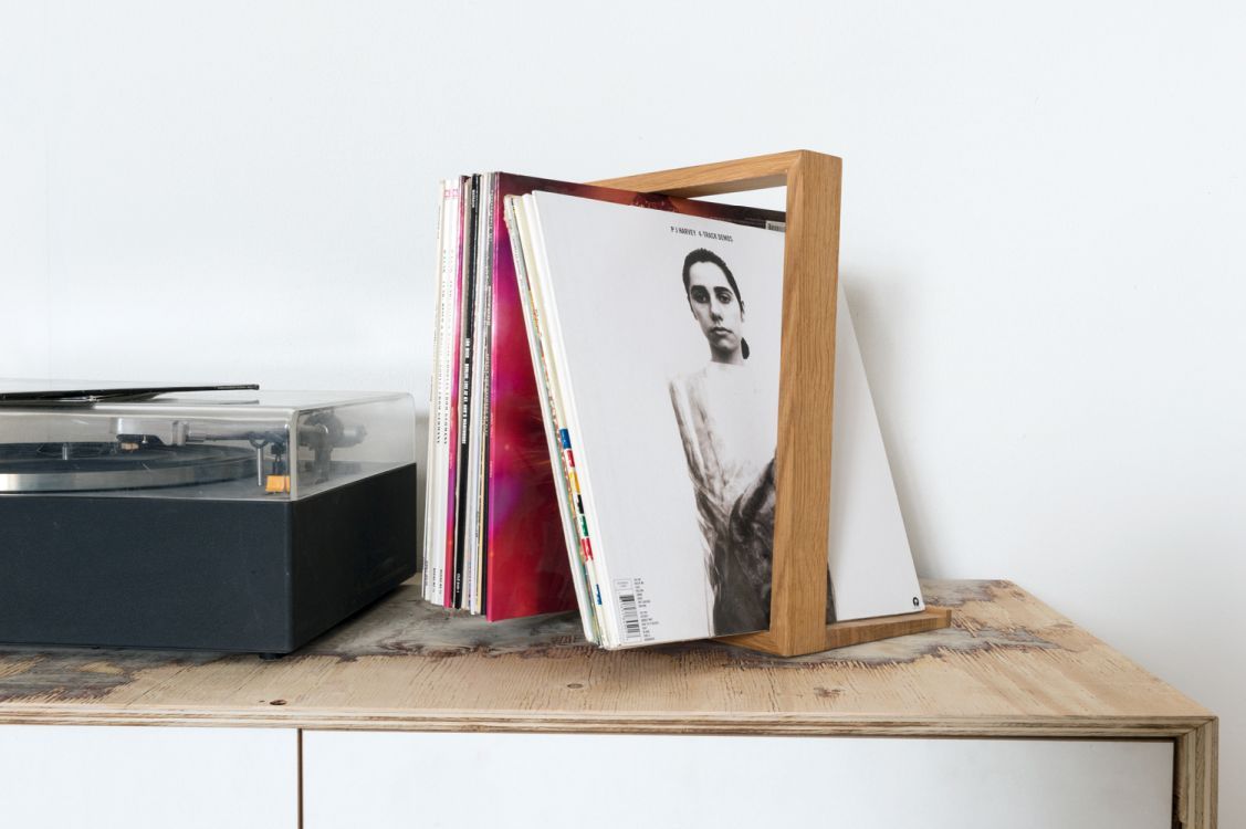 Vinyl b-Seite Plattenregal aus Eiche, das kleine b, mit Schallplatten auf einem Tisch neben einem Plattenspieler.