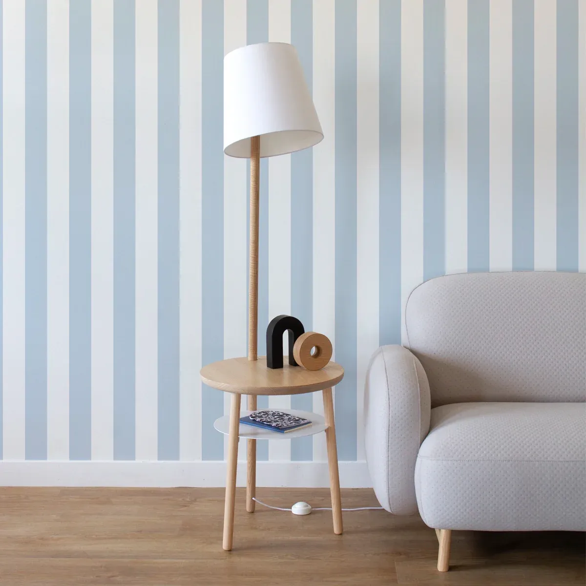 Josette Beistelltisch-Stehleuchte aus Esche und Weiß, modernes Design für Wohnzimmer und Schlafzimmer.