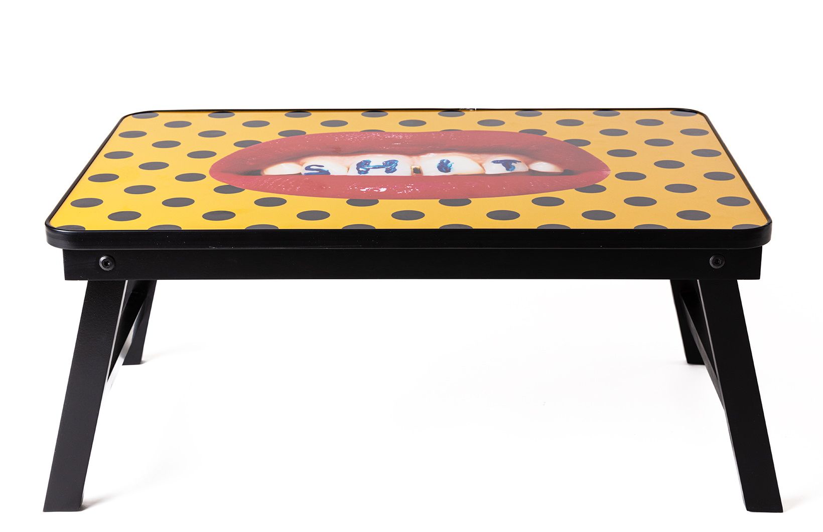 Toiletpaper Seletti Sofa Tray Tablett mit gelbem Punktmuster und rotem Mund-Motiv, klappbare Beine.