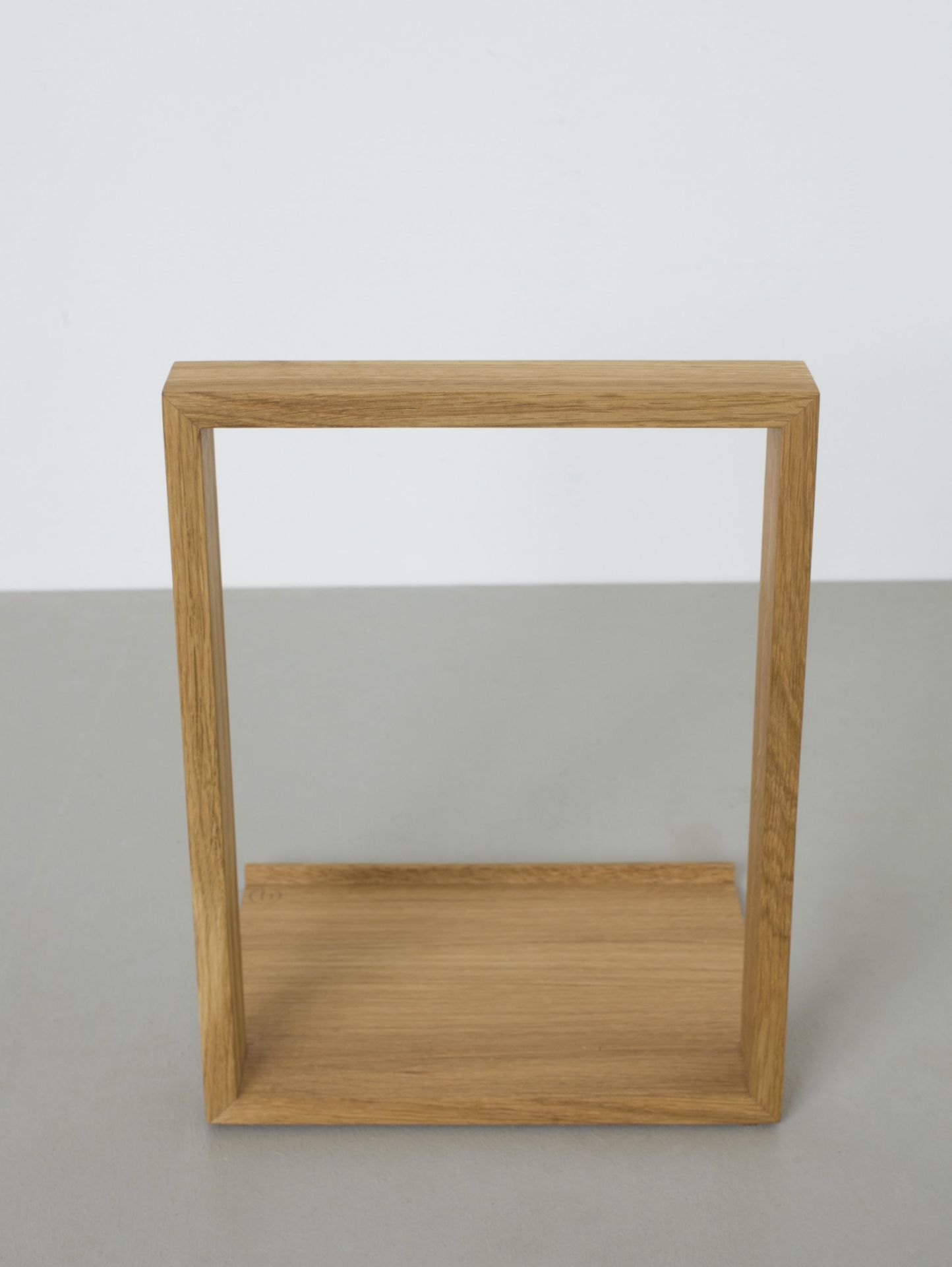 Vinyl b-Seite Plattenregal Eiche das kleine b, modernes Design für Schallplattenaufbewahrung aus hellem Eichenholz.