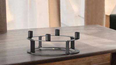 Schwarzer Lucca Kerzenständer von novoform auf einem Holztisch, modernes Design für vier Kerzen.