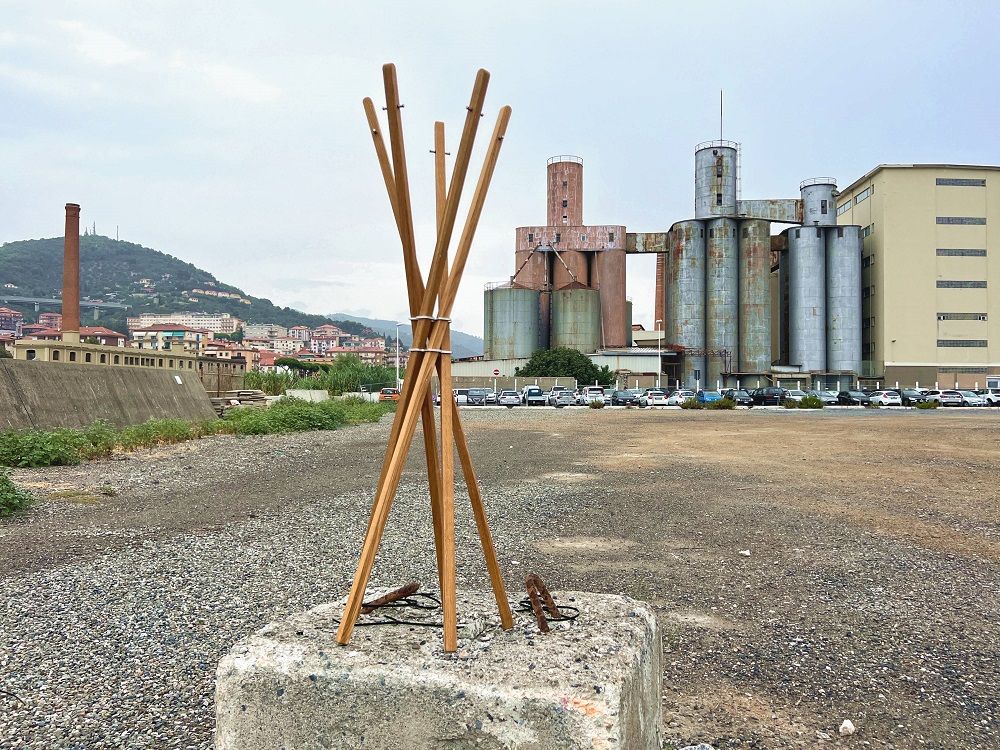 Mary Garderobenständer aus Eiche von Keilbach Designprodukte mit fünf Stäben, moderner Garderobenständer für Flur und Eingangsbereich.