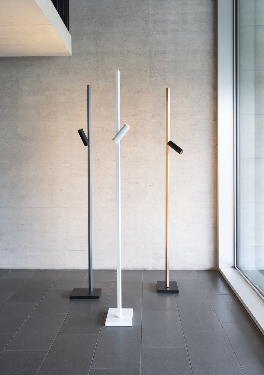 Drei moderne Zen X Stehleuchten von Steve Lechot Luminaires in Schwarz, Weiß und Gold.