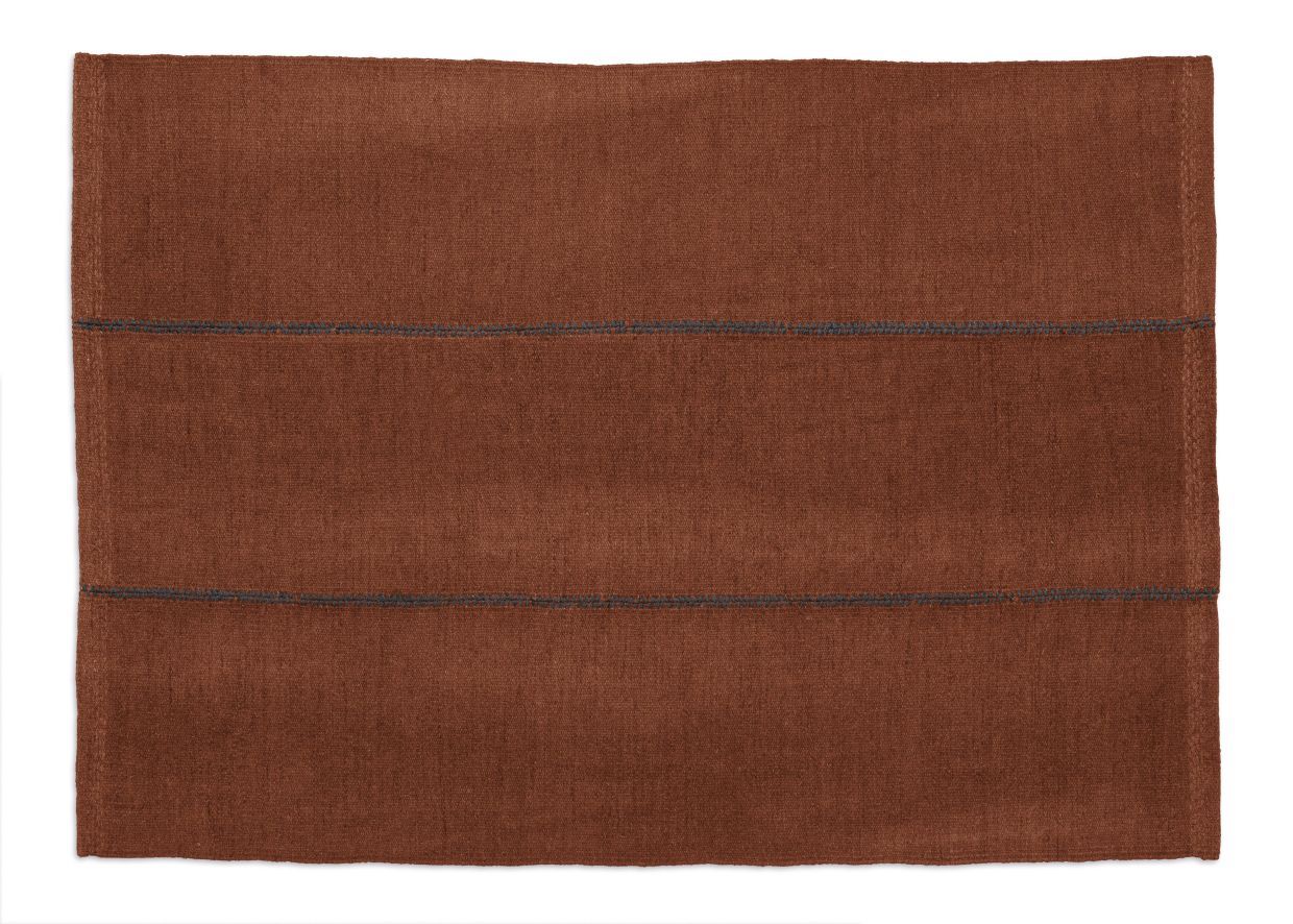 Brauner Mía Teppich von Nanimarquina, 200x300cm, mit feinen, dunklen Zierstreifen, ideal für Wohnzimmer und Schlafzimmer.