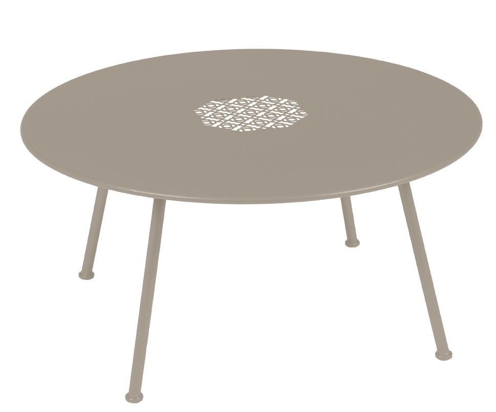 Muskatfarbener Lorette Beistelltisch von Fermob, runder Outdoor Couchtisch mit Lochmuster in der Mitte.