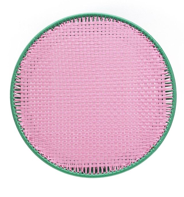 Detailaufnahme der Tischplatte des Caribe Beistelltisches in Kaugummirosa mit grüner Umrandung. Outdoor Möbel.