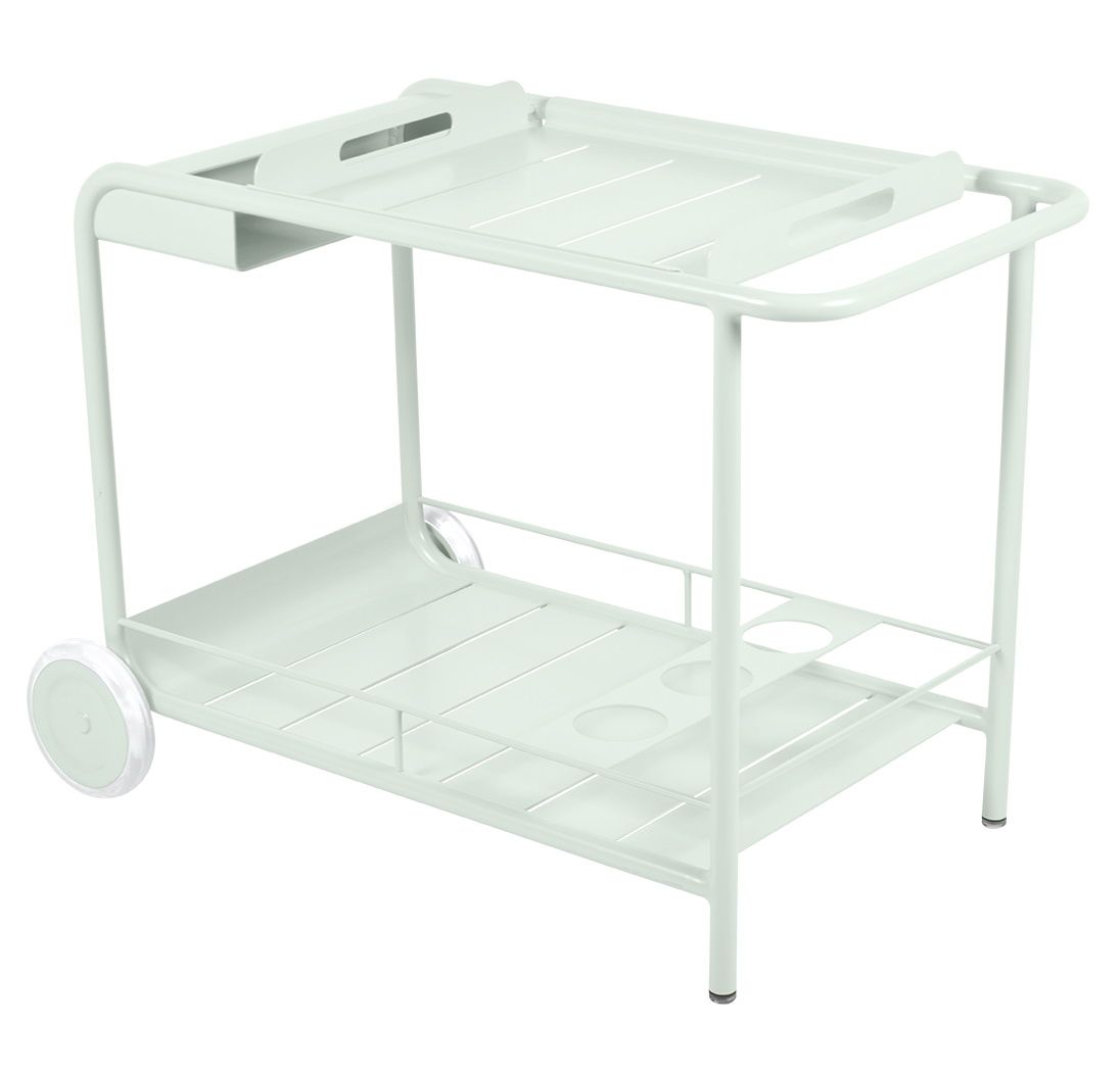 Fermob Luxembourg Servierwagen in Gletscherminze: Outdoor-Rollwagen mit zwei Ablageflächen und Flaschenhalter.