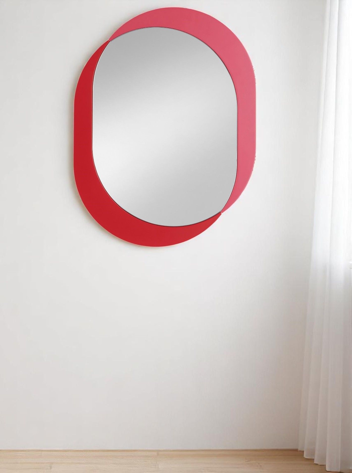 Kimo Wandspiegel S Schönbuch, oval, rot, an weißer Wand. Design Spiegel für moderne Einrichtung.