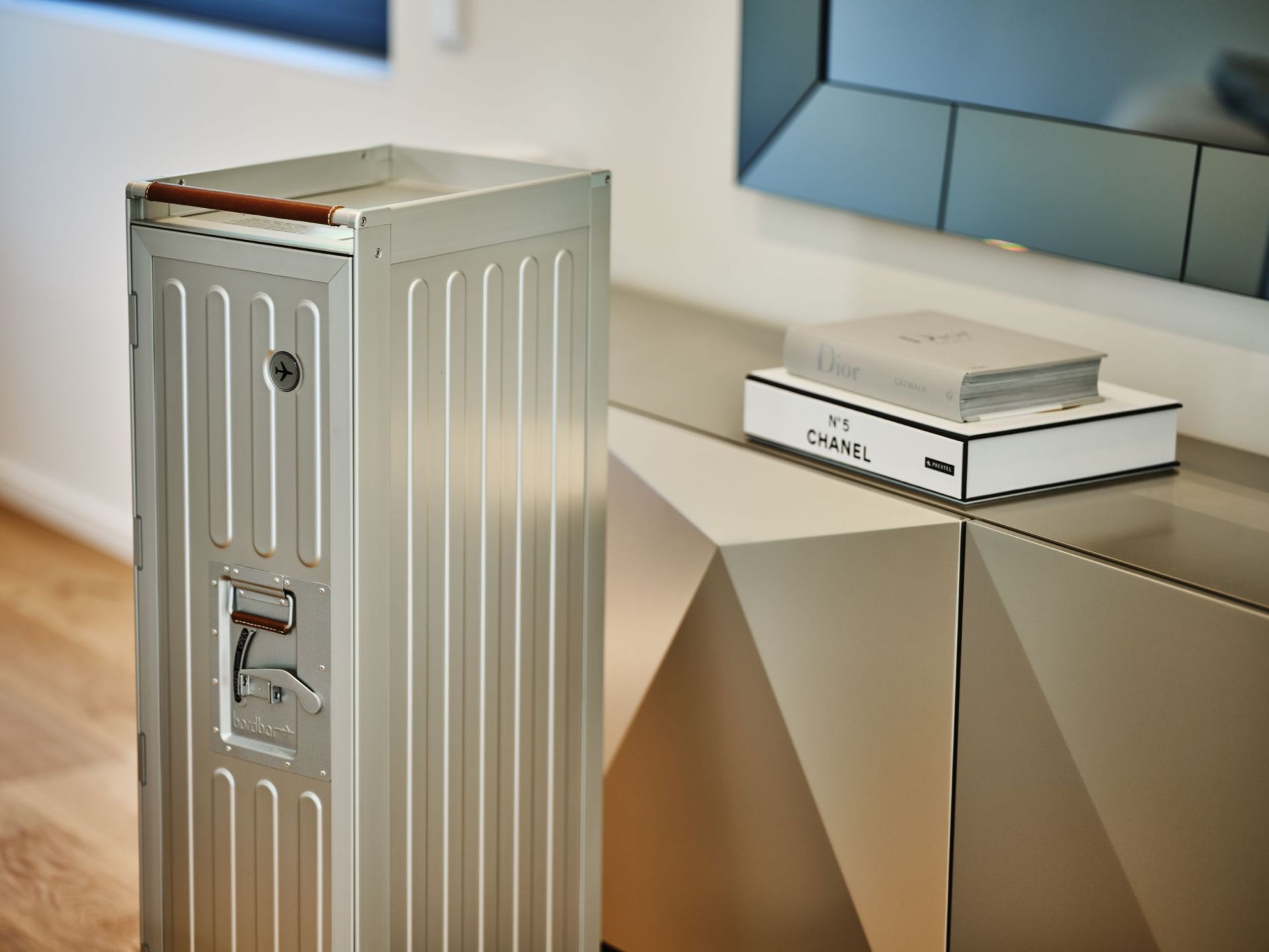 Voyager Flugzeugtrolley Bordbar aus Aluminium, ideal als mobile Bar oder Design-Möbelstück für Zuhause.