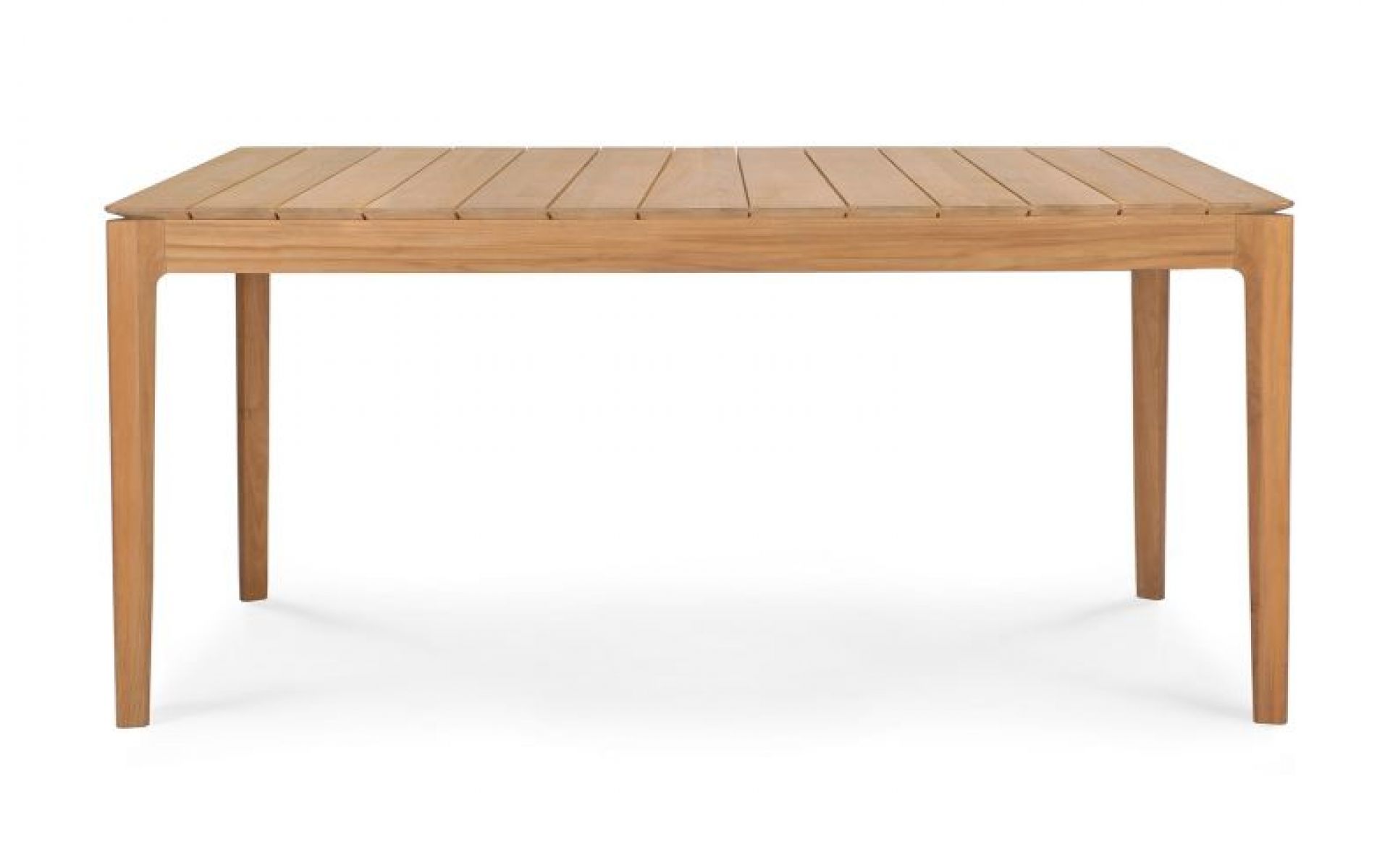 Bok Outdoor Esstisch aus Teakholz von Ethnicraft, rechteckig, mit Lattenrost-Tischplatte und vier Beinen.