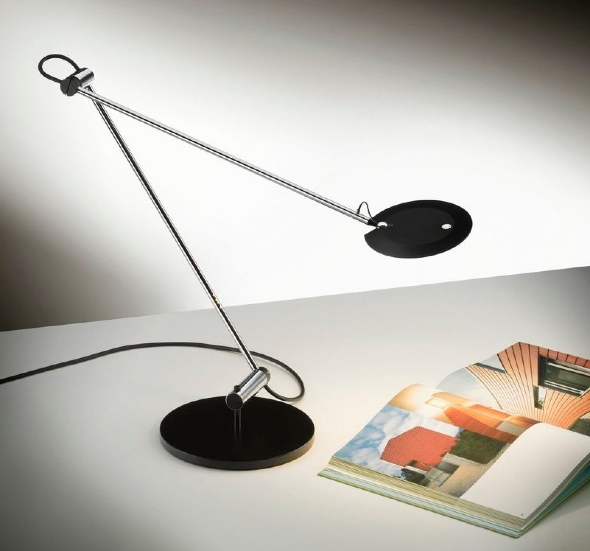 PINA LED T Baltensweiler Tischleuchte, modernes Design mit schwarzem Fuß und verstellbarem Arm.