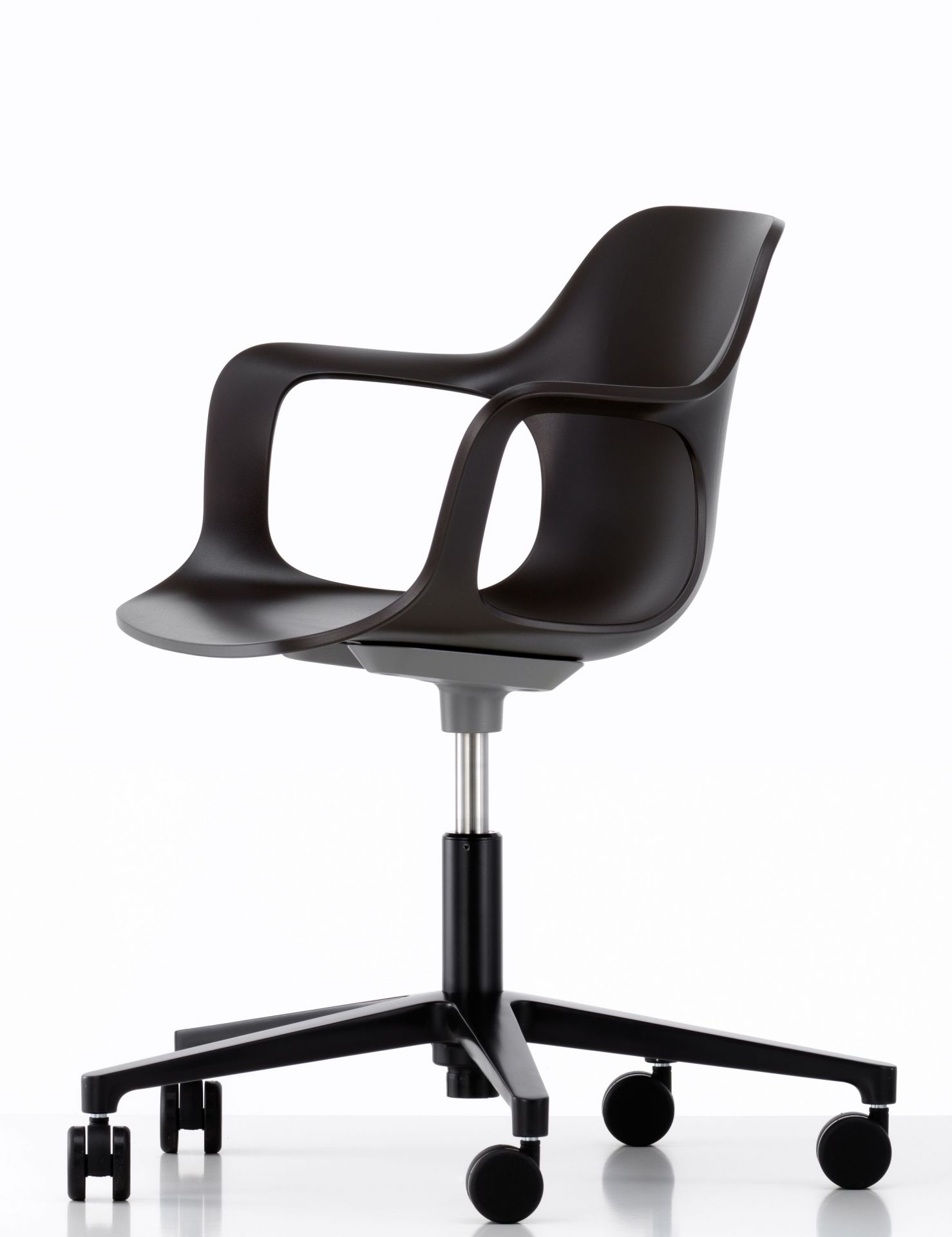 Dunkelbrauner Hal Armchair Drehstuhl von Vitra mit Armlehnen und Rollen vor weißem Hintergrund.
