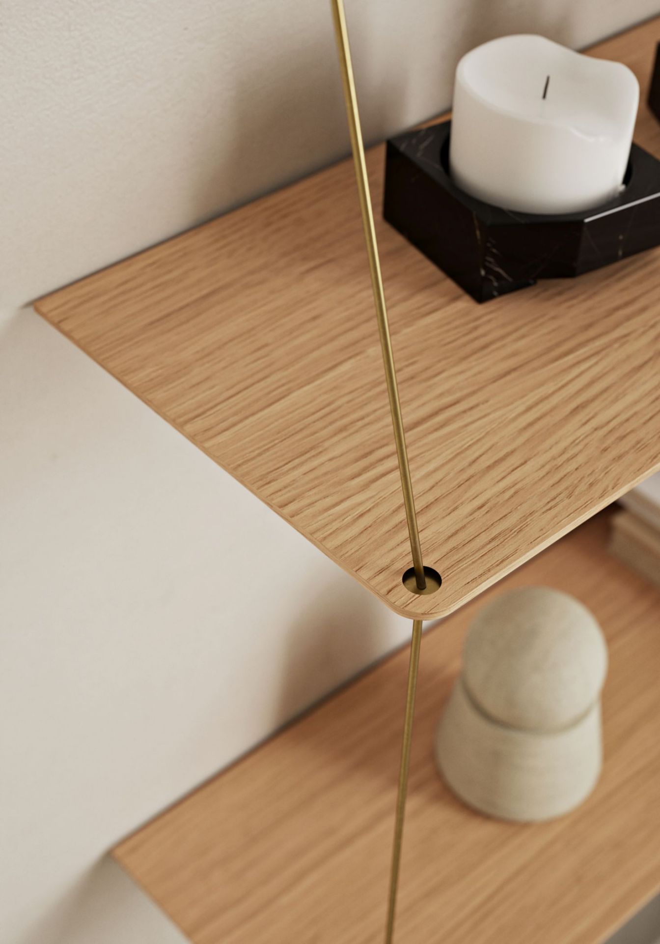 Detailaufnahme: Stedge Add-on Regal, Eiche, mit goldfarbenen Aufhängungen. Modernes Wandregal für stilvolle Wohnraumgestaltung.