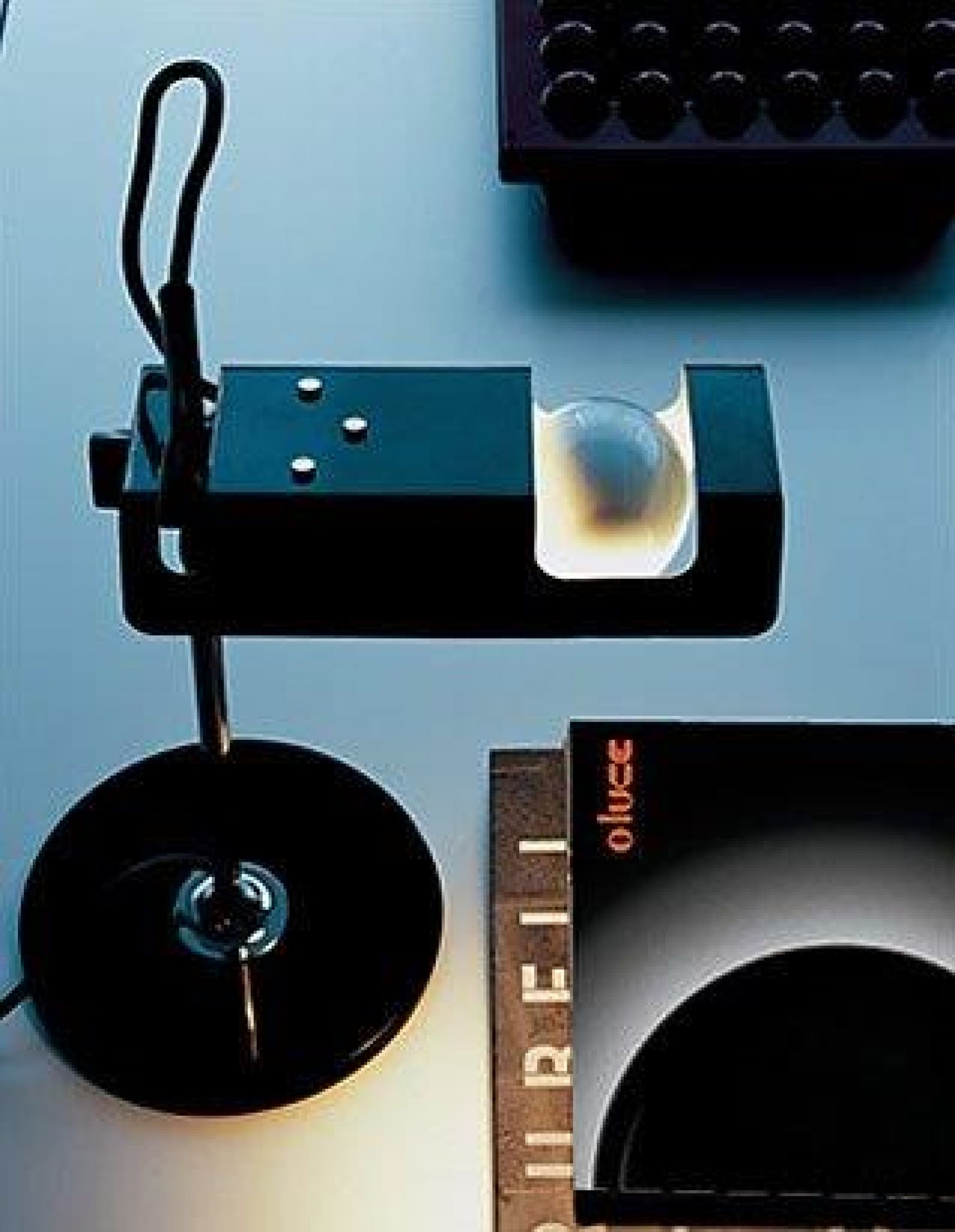 Schwarze Spider Tischleuchte von Oluce mit rundem Fuß und besonderem Leuchtenschirm.