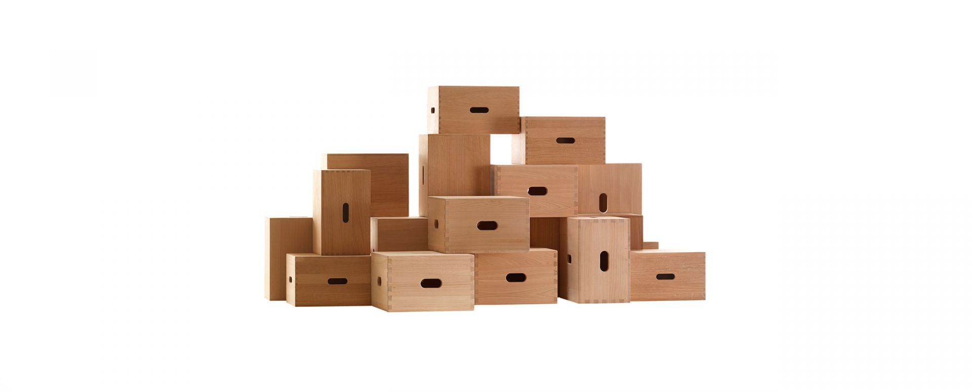 LC14 Tabouret Cabanon Hocker von Cassina, Kastanie/Natur, gestapelt. Holz Hocker für modernes Wohnen.