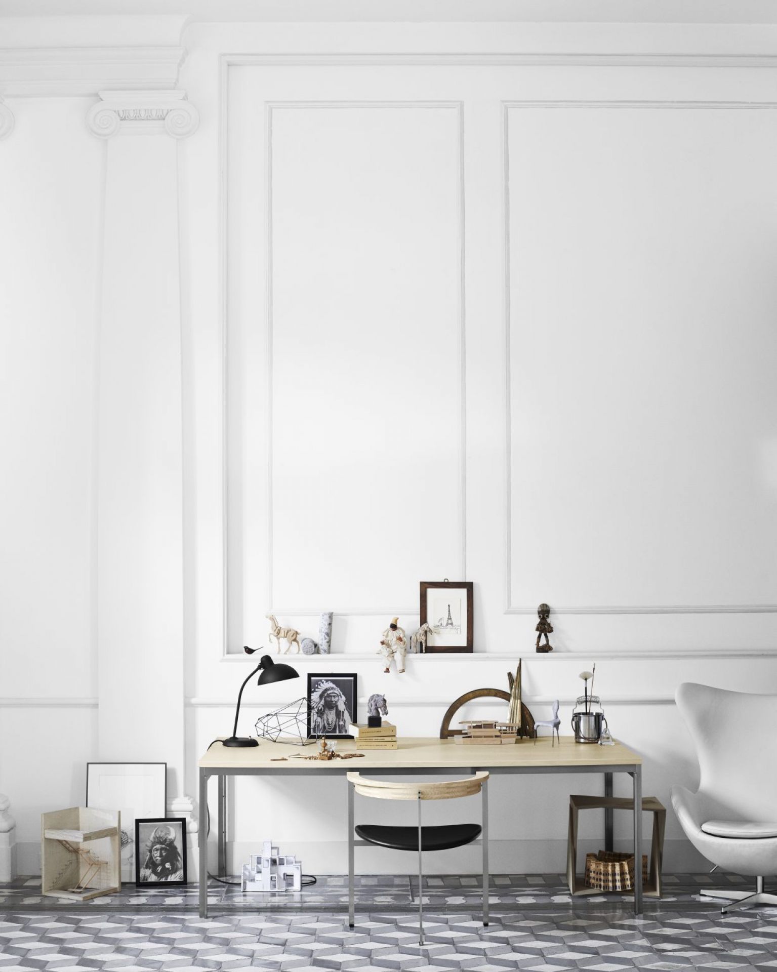 PK11 Stuhl von Fritz Hansen am Schreibtisch in einem hellen, modern eingerichteten Raum. Designklassiker.