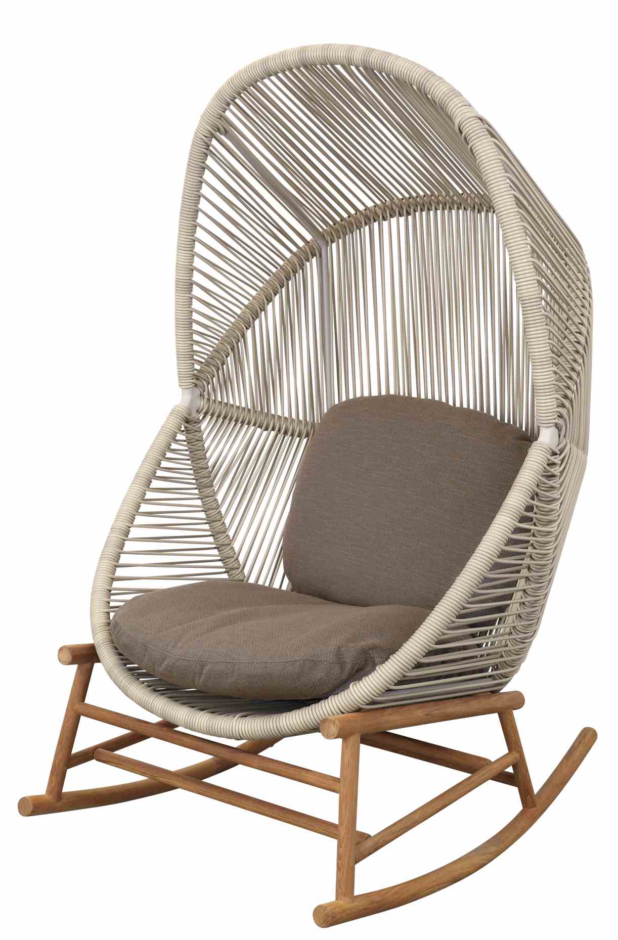 Cane-Line Hive Schaukelstuhl für den Außenbereich, mit Rattan-Optik und braunen Kissen.