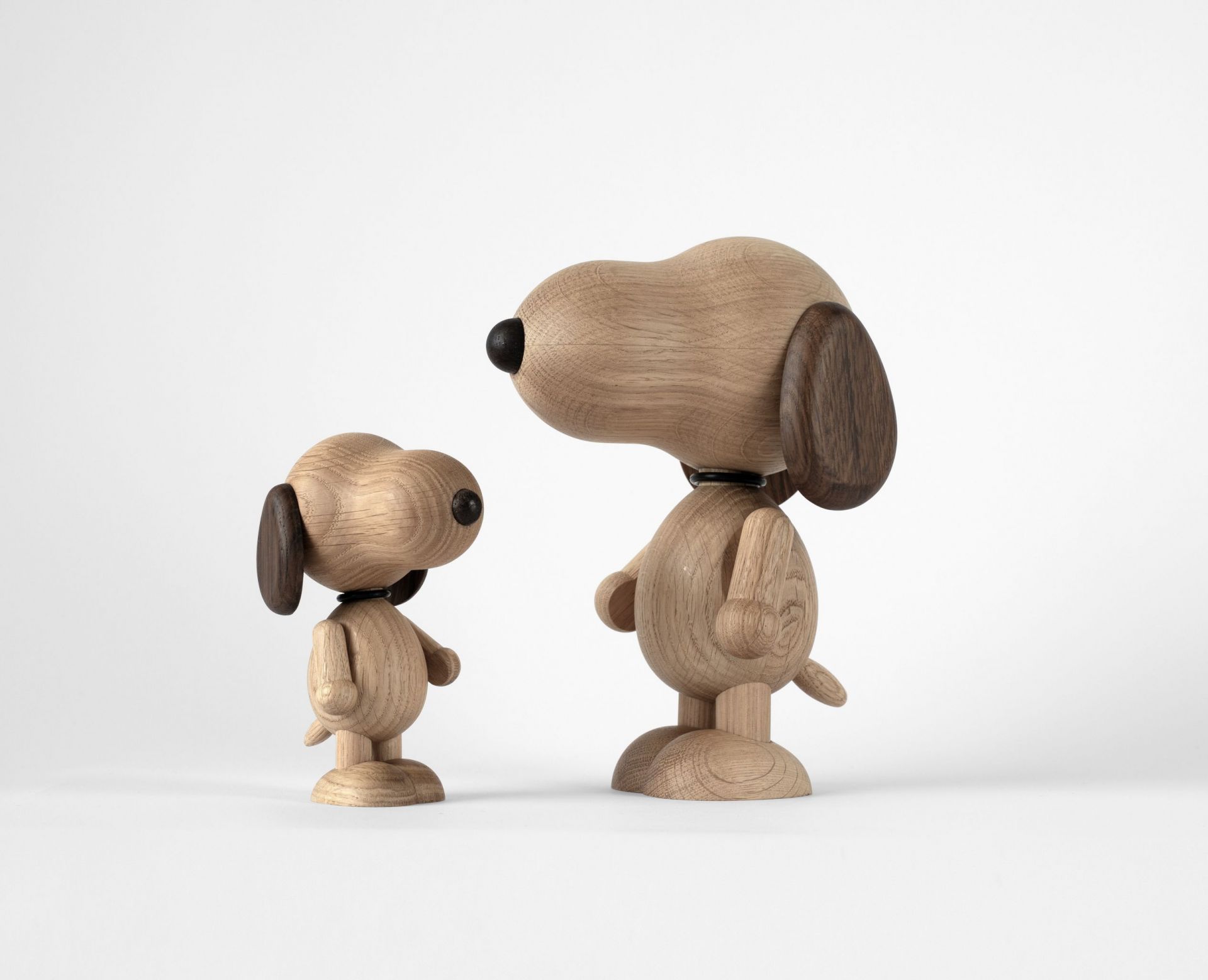 Zwei Snoopy Holzfiguren: Peanuts x Snoopy Eiche Small Boyhood Designobjekt.