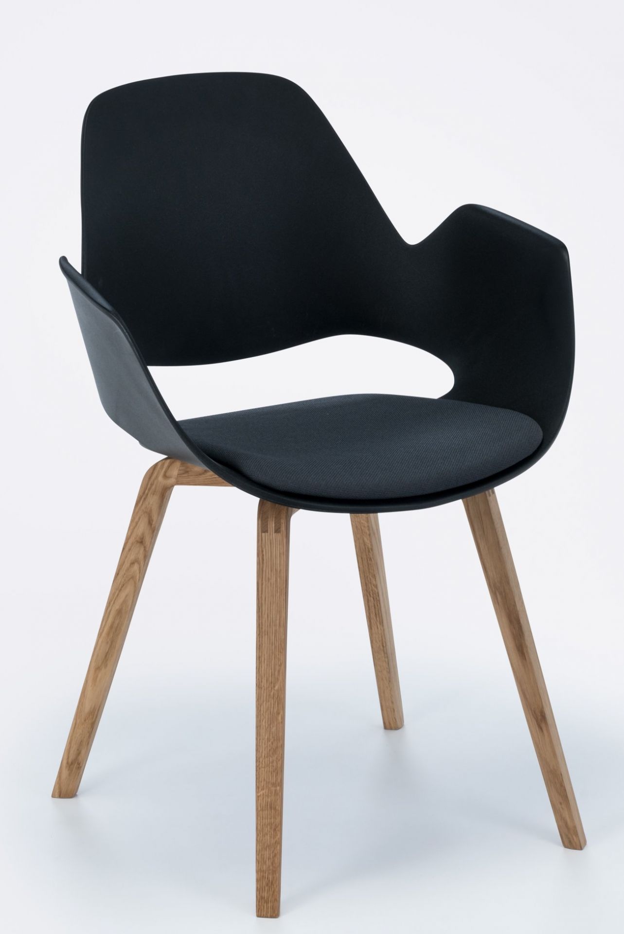 Falk Stuhl mit Armlehne Beine aus massiver Eiche Houe