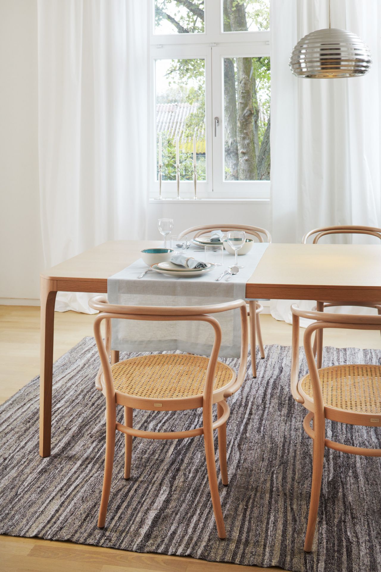 Esstisch mit vier hellen Bugholzstühlen, Modell 209 Thonet, mit Wiener Geflecht.