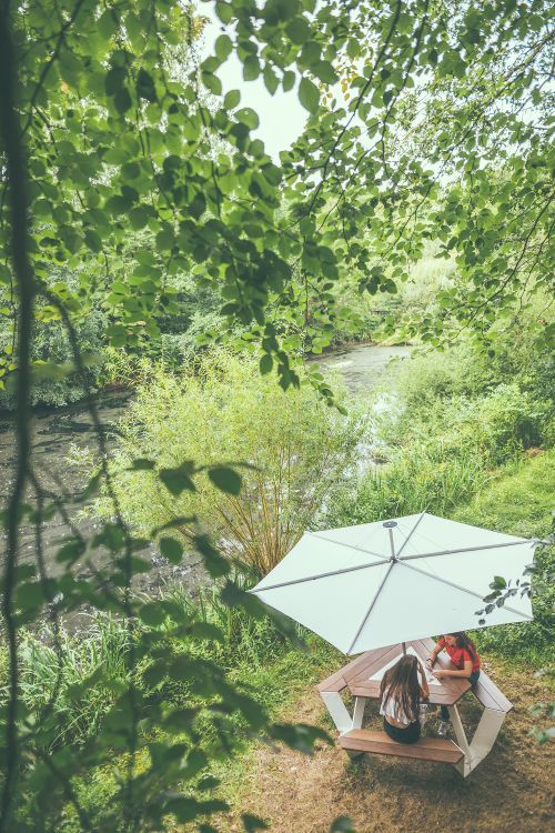 Anker Picknicktisch im Grünen mit Sonnenschirm. Outdoor Tisch für Garten und Terrasse.