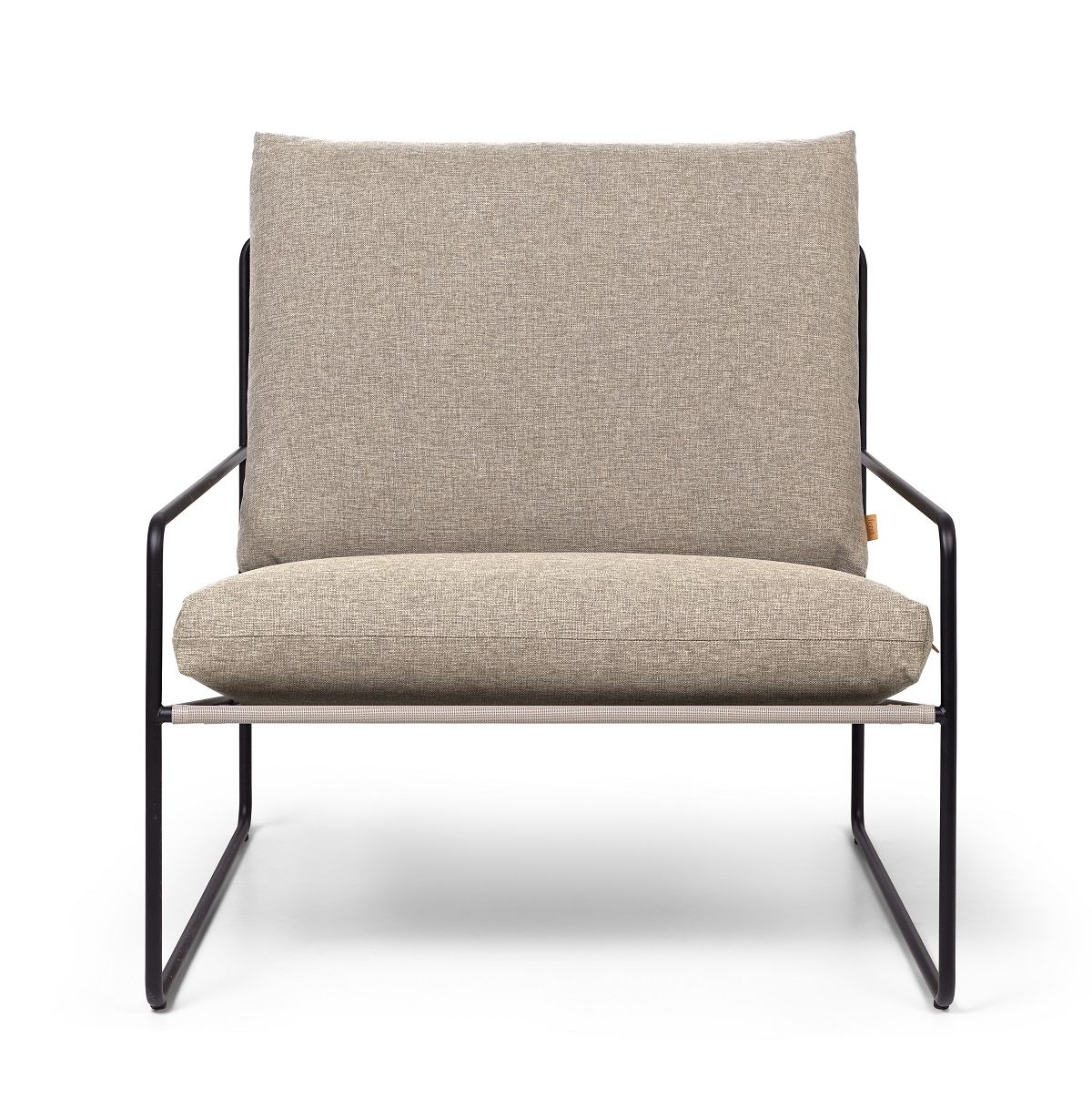 Desert Outdoor Sessel von Ferm Living: Bequemer 1-Sitzer Loungesessel mit schwarzem Metallgestell und beigen Kissen.