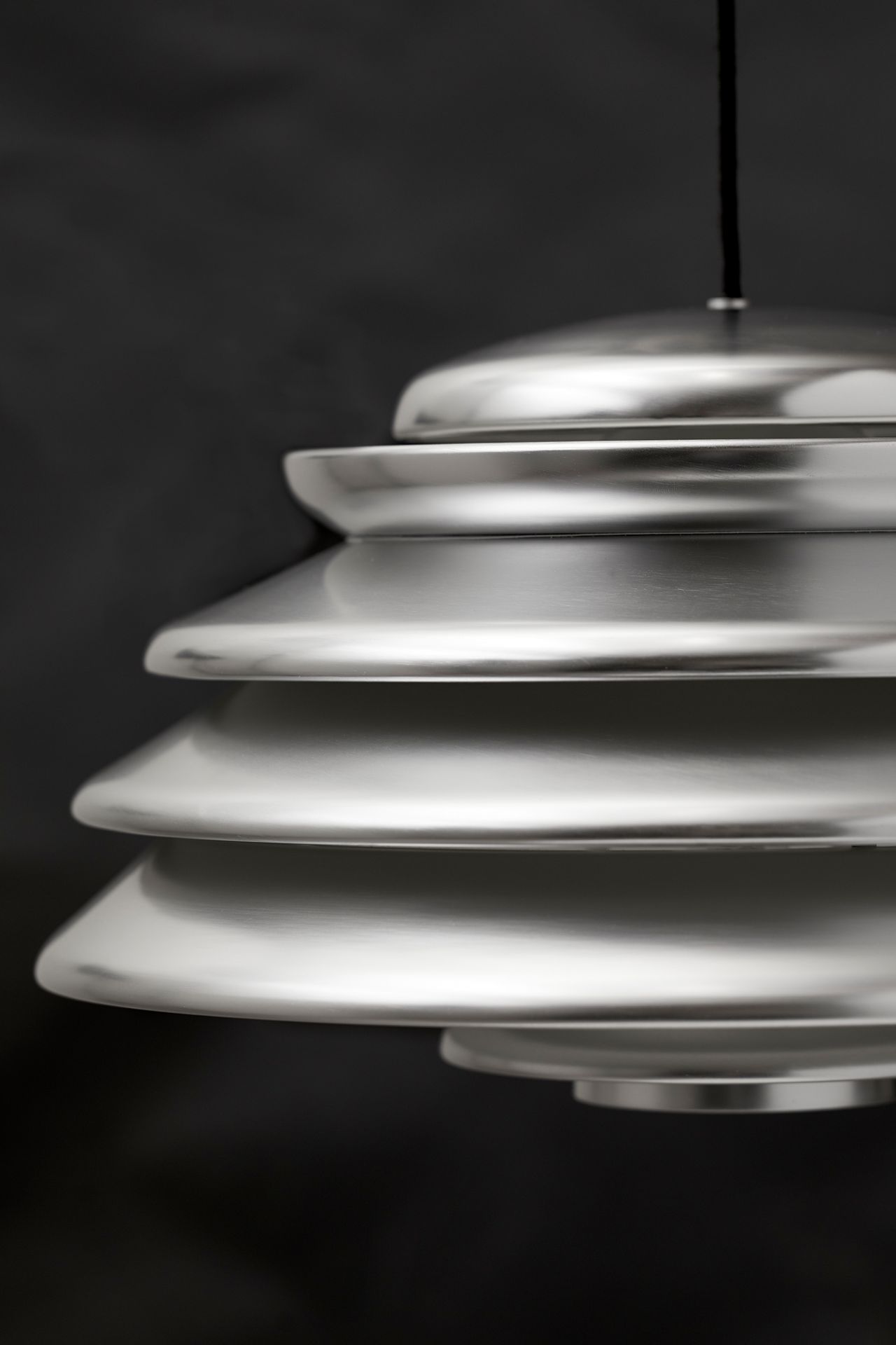 Detailaufnahme der Hive Pendelleuchte von Verpan aus gebürstetem Aluminium. Design Lampe für Wohnzimmer.