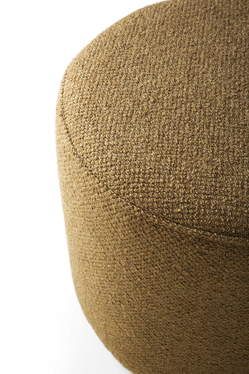 Detailaufnahme des Ethnicraft Barrow Sitzhockers in Ingwer, Textur und Farbe im Fokus.