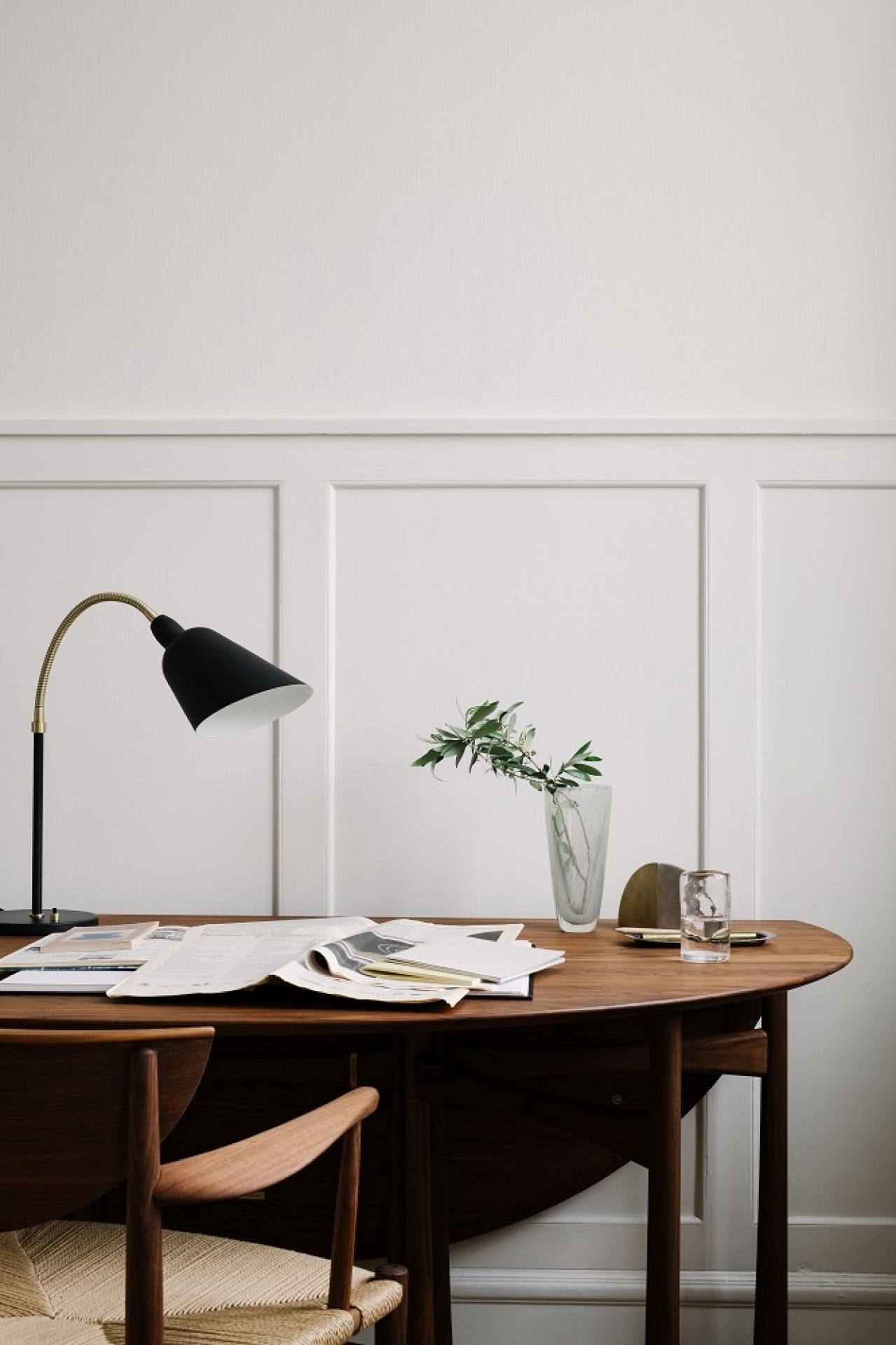 Drawn HM4 Stuhl von AndTradition am Schreibtisch mit Lampe und Dekoration.