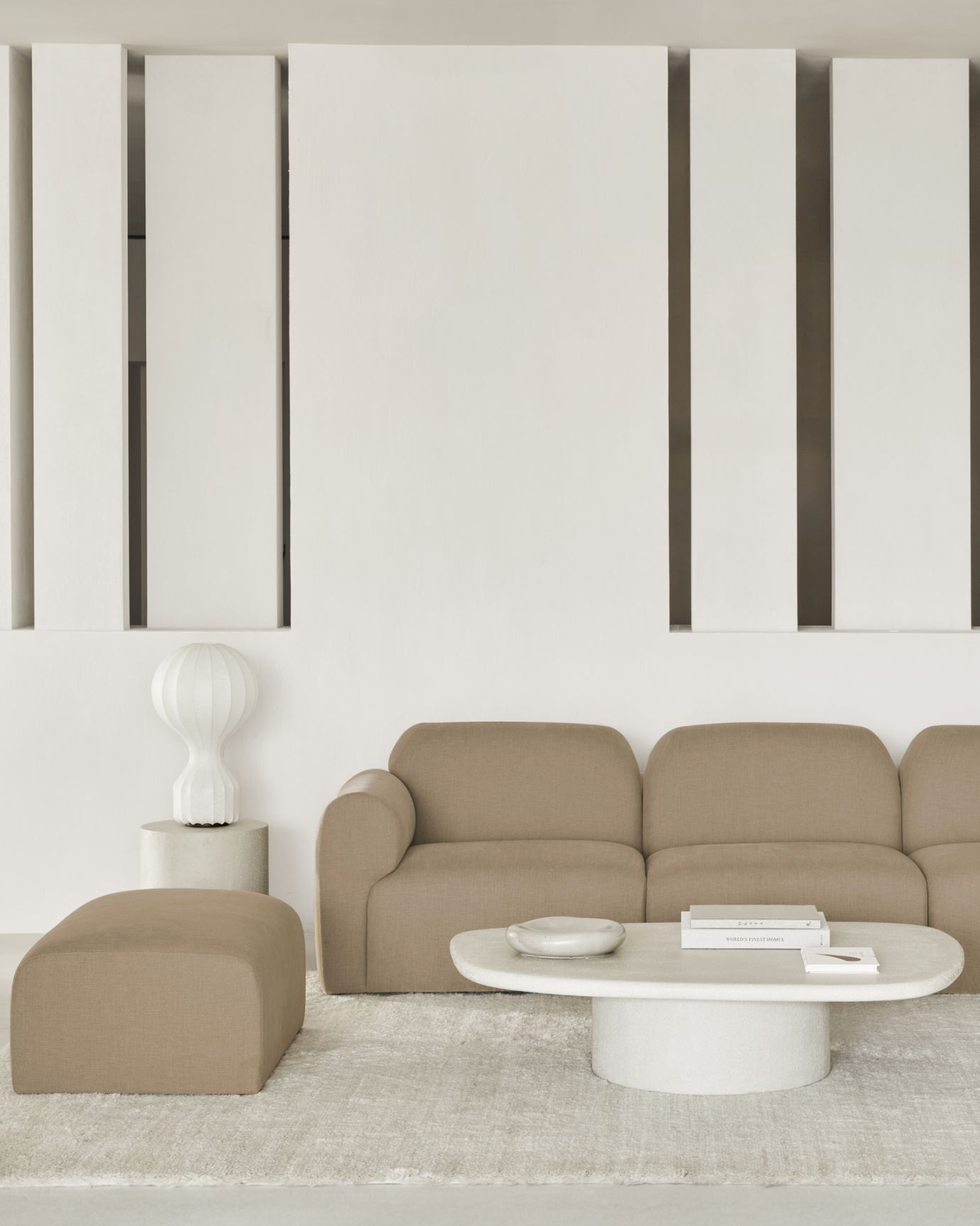 Bulky Polsterhocker in Light Sepia von Ethnicraft. Gemütlicher Hocker für Wohnzimmer und Lounge-Bereich.