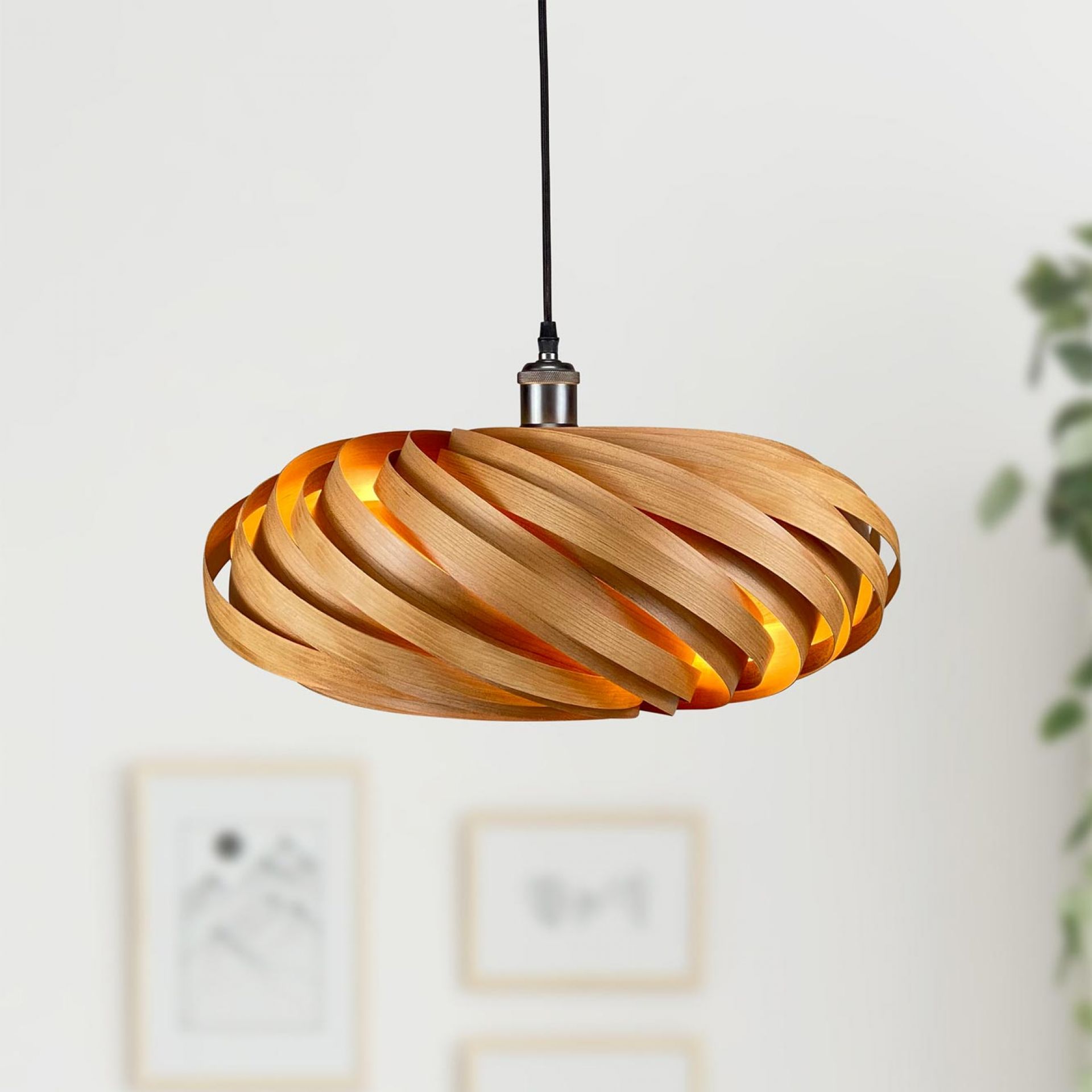 Veneria Hängeleuchte aus Kirschbaumholz, moderne Holzlampe für Wohnzimmer und Esszimmer, warmes Licht.