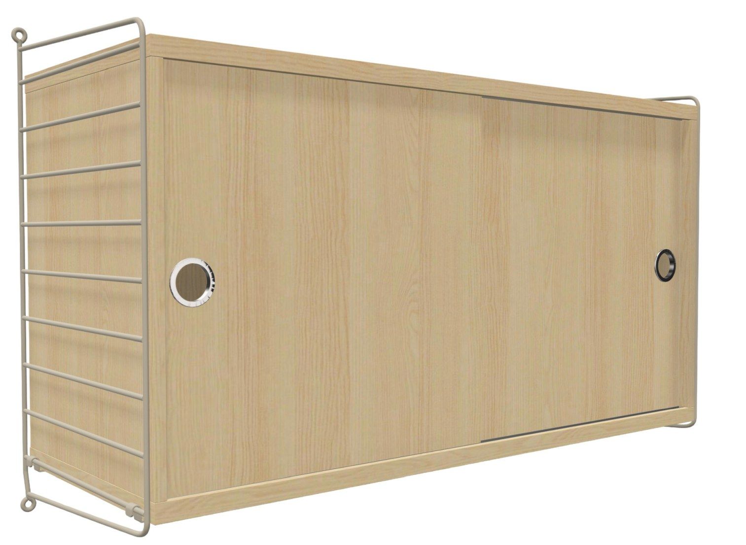 Wohnzimmer String Furniture Konfiguration: Helles Holzregal mit Schiebetüren und filigranem, weißem Metallgestell.