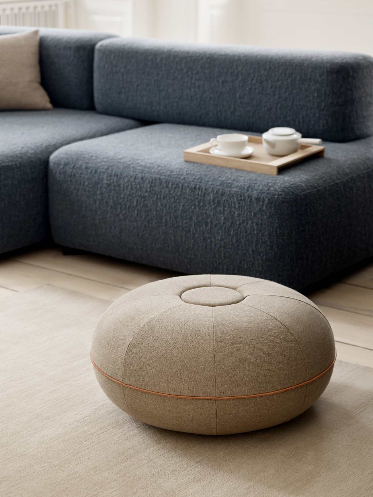 Runder, sandfarbener Pouf Hocker von Fritz Hansen, ideal als Sitzgelegenheit oder Fußhocker.