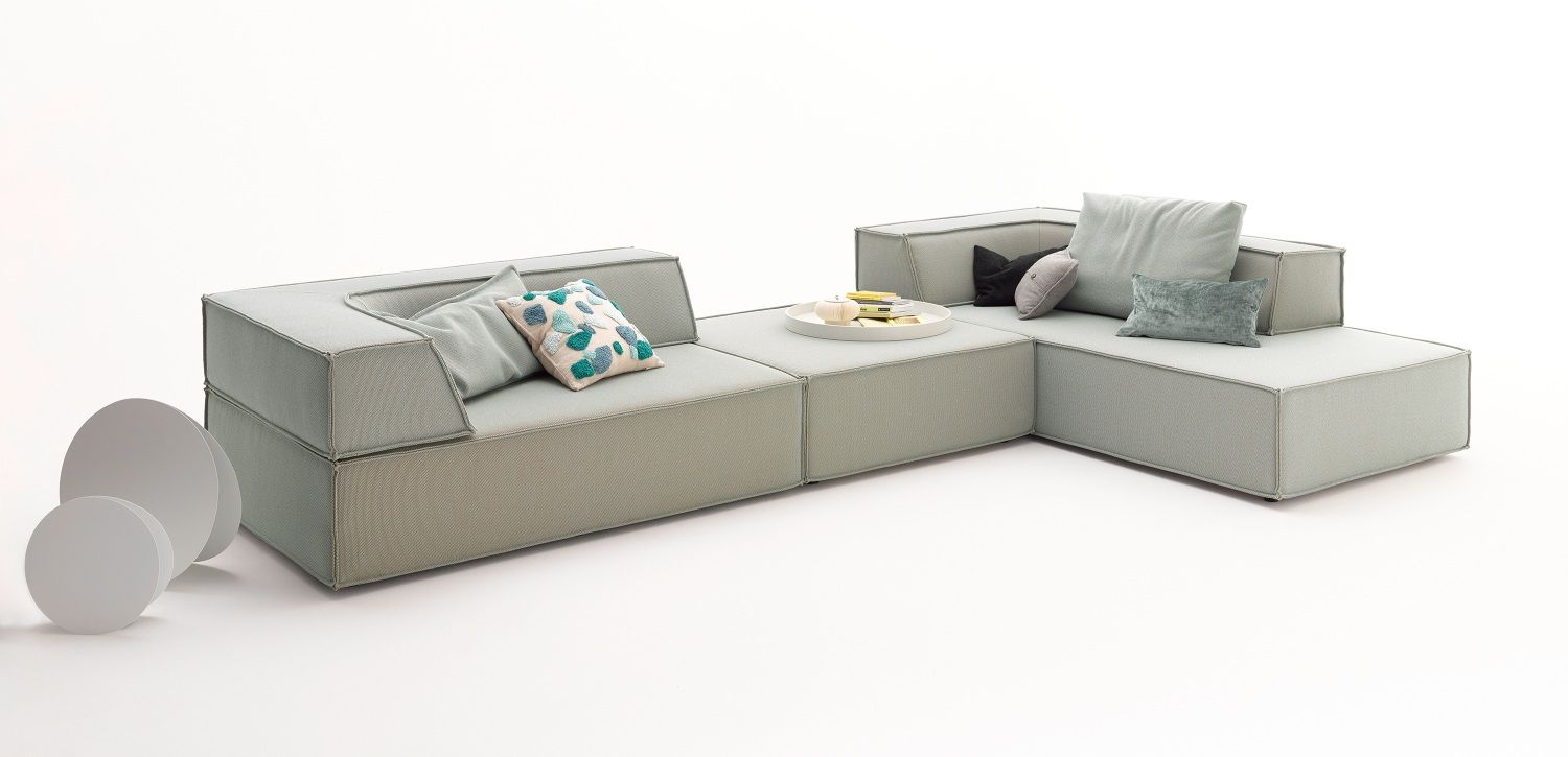 Helles Trio Sofa von Cor mit modularen Sitzelementen und Kissen auf weißem Hintergrund.