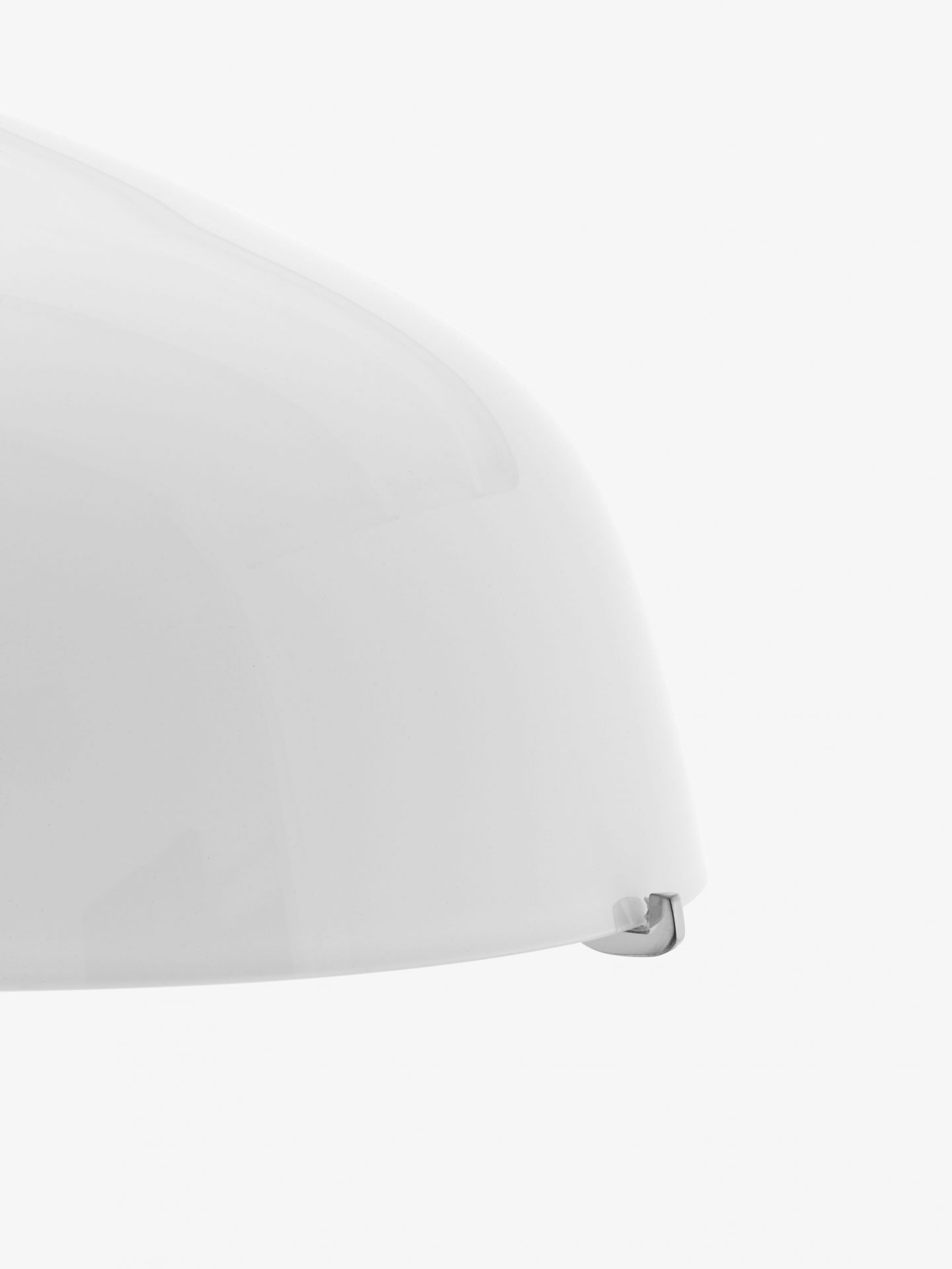 Detailaufnahme der weißen Herman SHY3 Tischleuchte von AndTradition mit silbernem Detail.