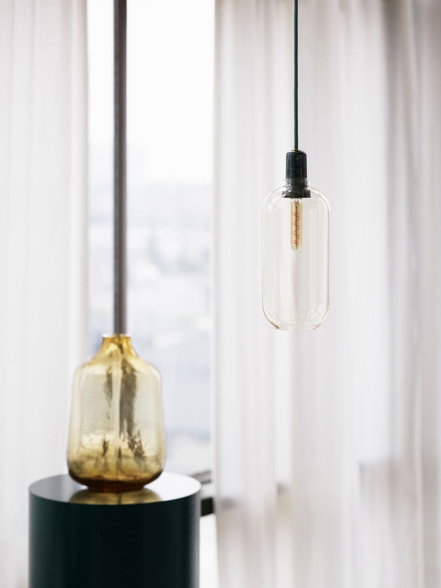 Amp Lamp Hängeleuchte von Normann Copenhagen: Elegante Pendelleuchte aus Glas mit dekorativer Glühbirne.