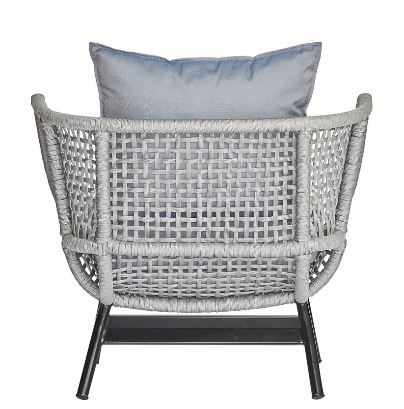 Rückansicht des grauen Suka Lounge Sessels von Jan Kurtz mit Kissen. Outdoor-Möbel.
