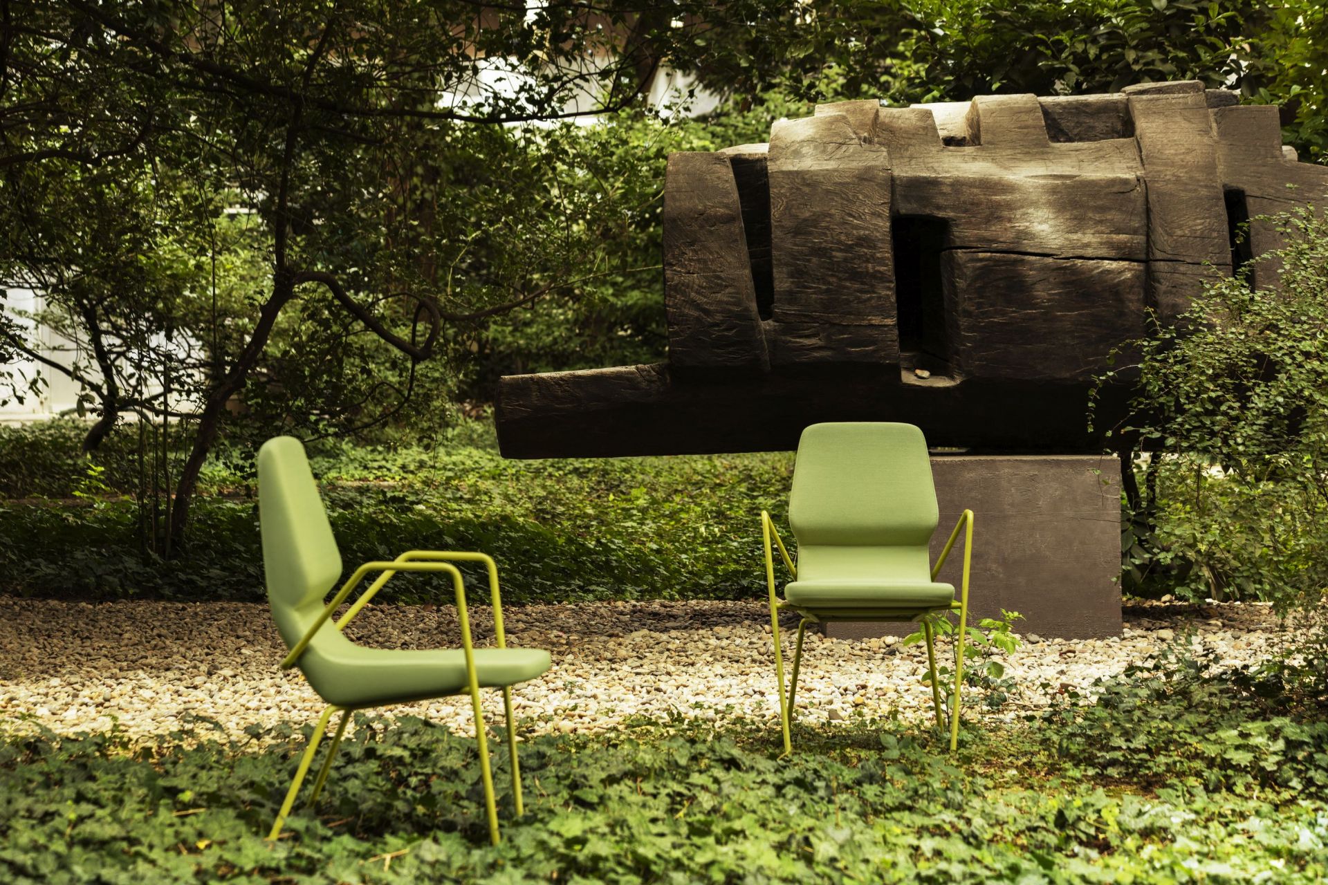 Zwei grüne Prostoria Oblique Stühle im Freien, moderne Gartenstühle mit Metallgestell.