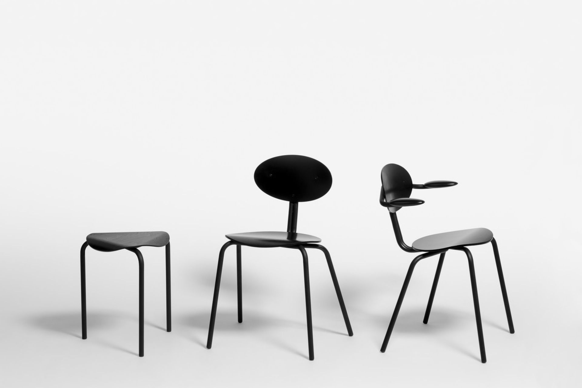 Drei schwarze Lukki Stühle von Artek, minimalistisches Design für Wohnen und Büro.