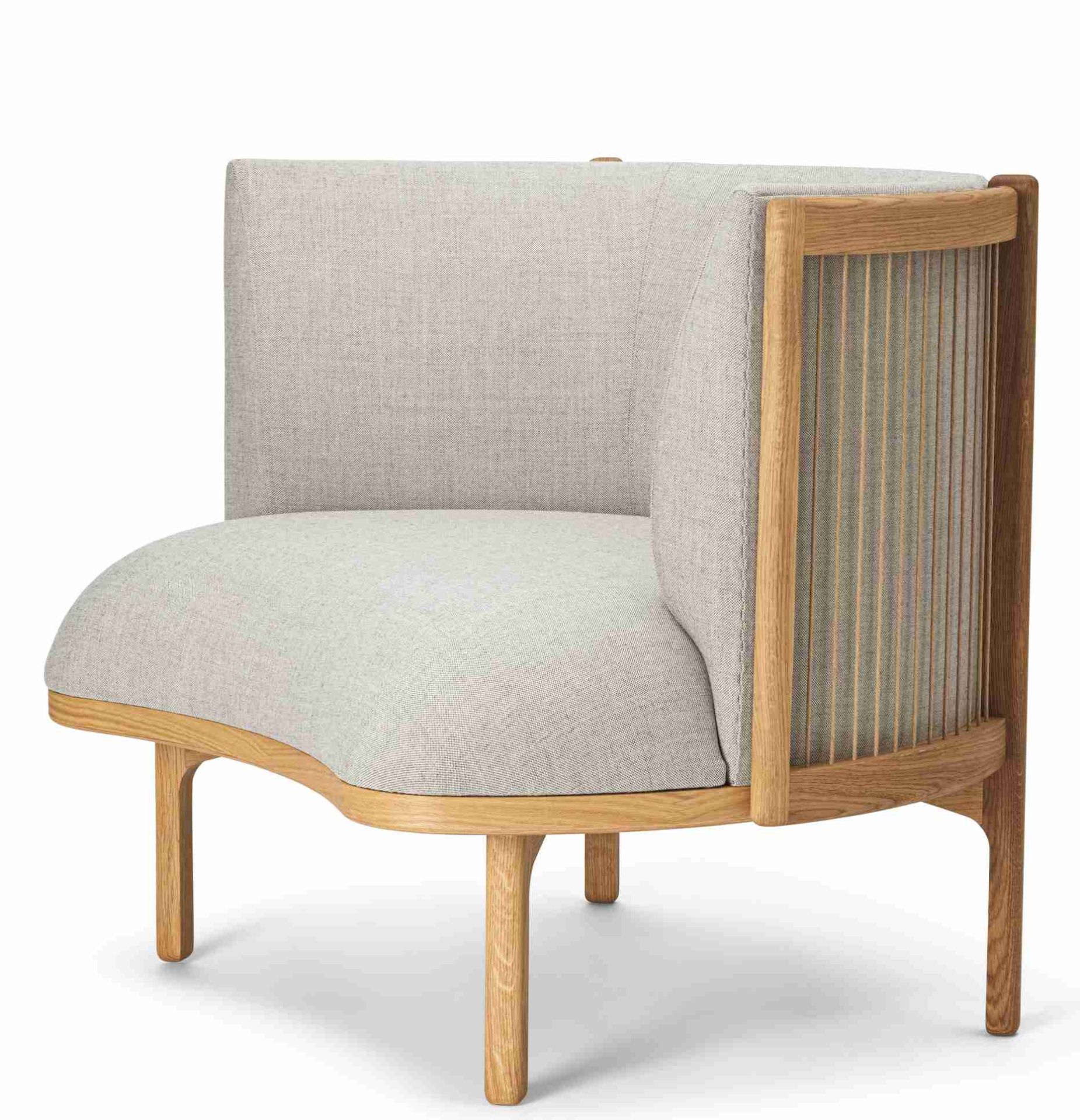 RF1904 Sideways Lounge Chair von Carl Hansen & Søn: Sessel mit Holzrahmen und hellgrauem Stoffbezug.