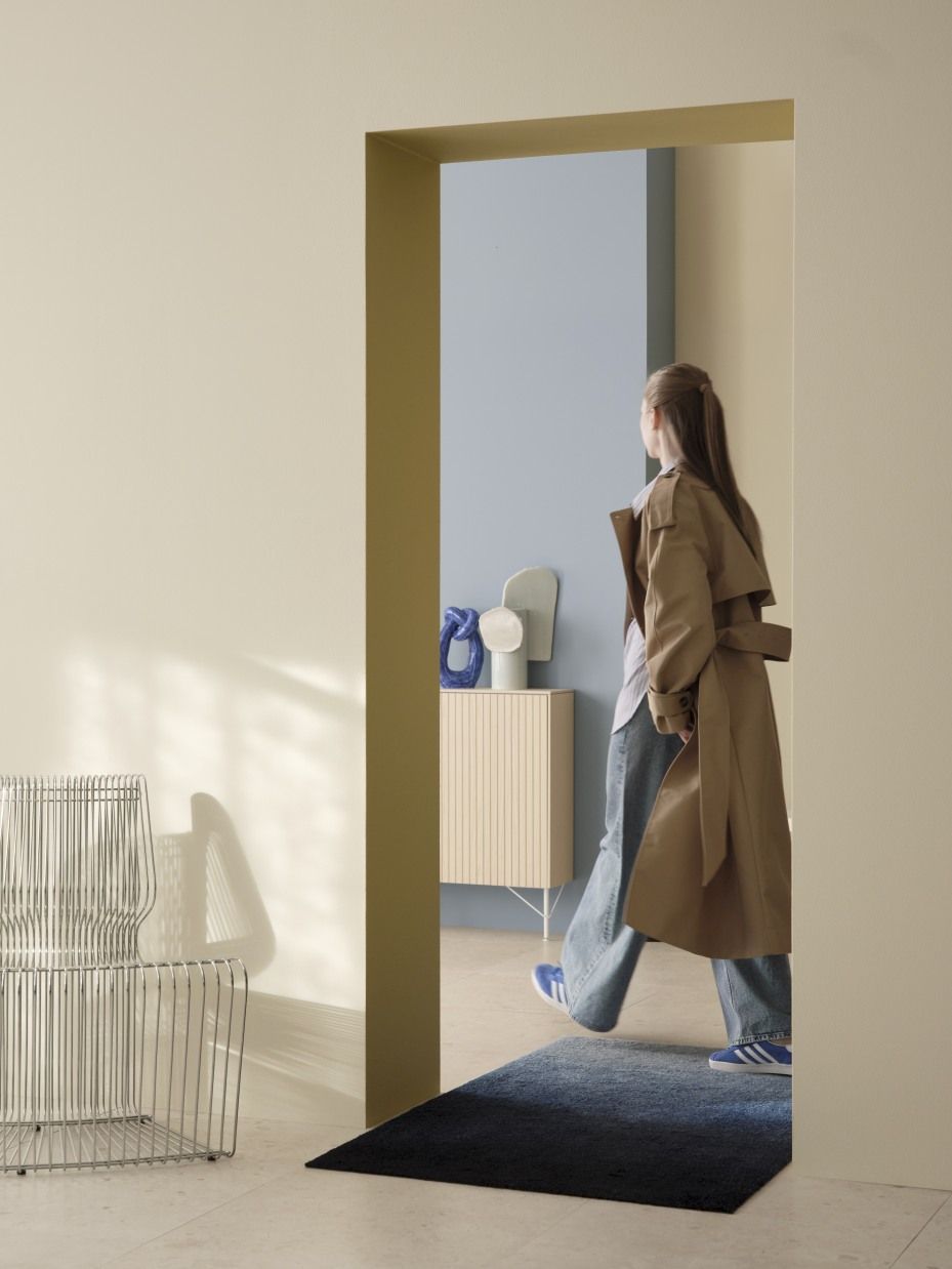 Blaue Dis Fußmatte von Heymat im Innenbereich, Person betritt den Raum. Fußabtreter für drinnen und draußen.