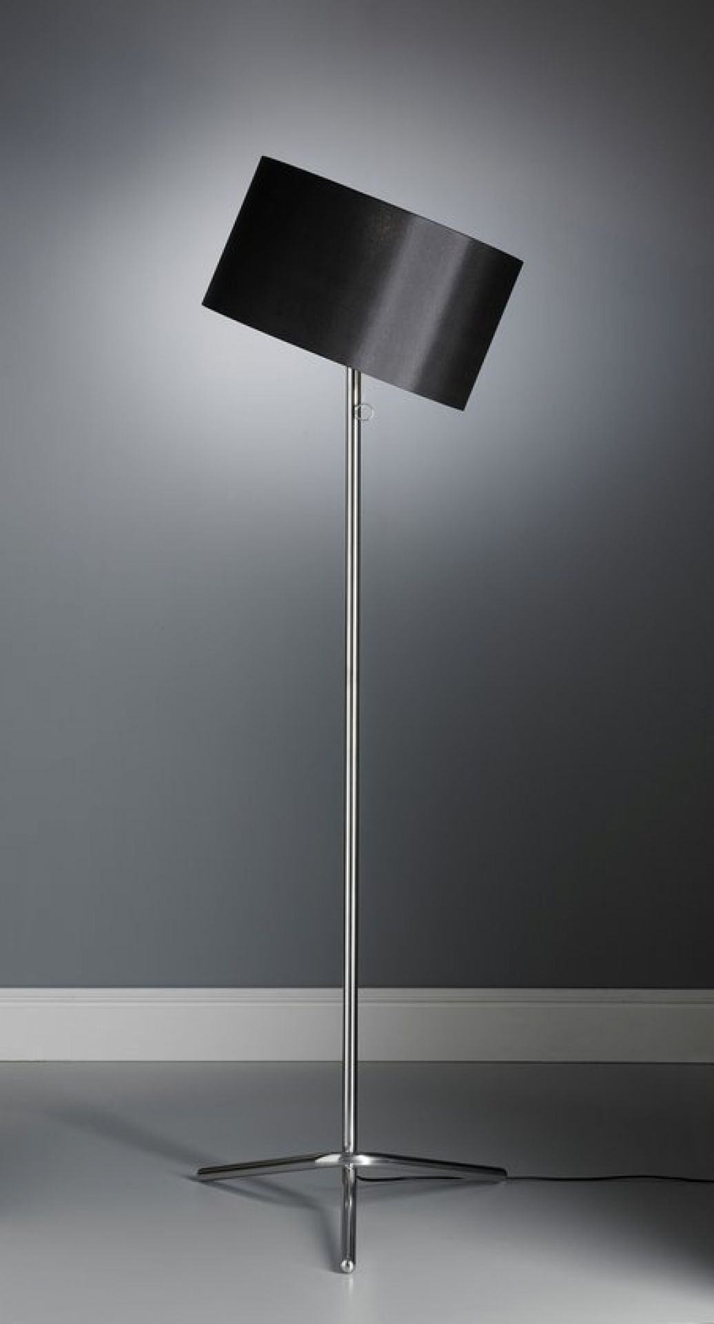 Baton Stehleuchte von Tecnolumen mit schwarzem Lampenschirm und verchromtem Fuß. Designklassiker.