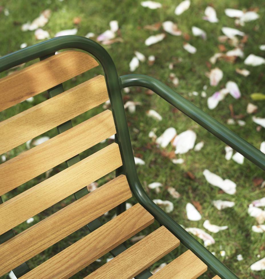 Detailaufnahme des Vig Armchair Wood Armlehnstuhls von Normann Copenhagen, ideal für den Outdoor-Bereich.